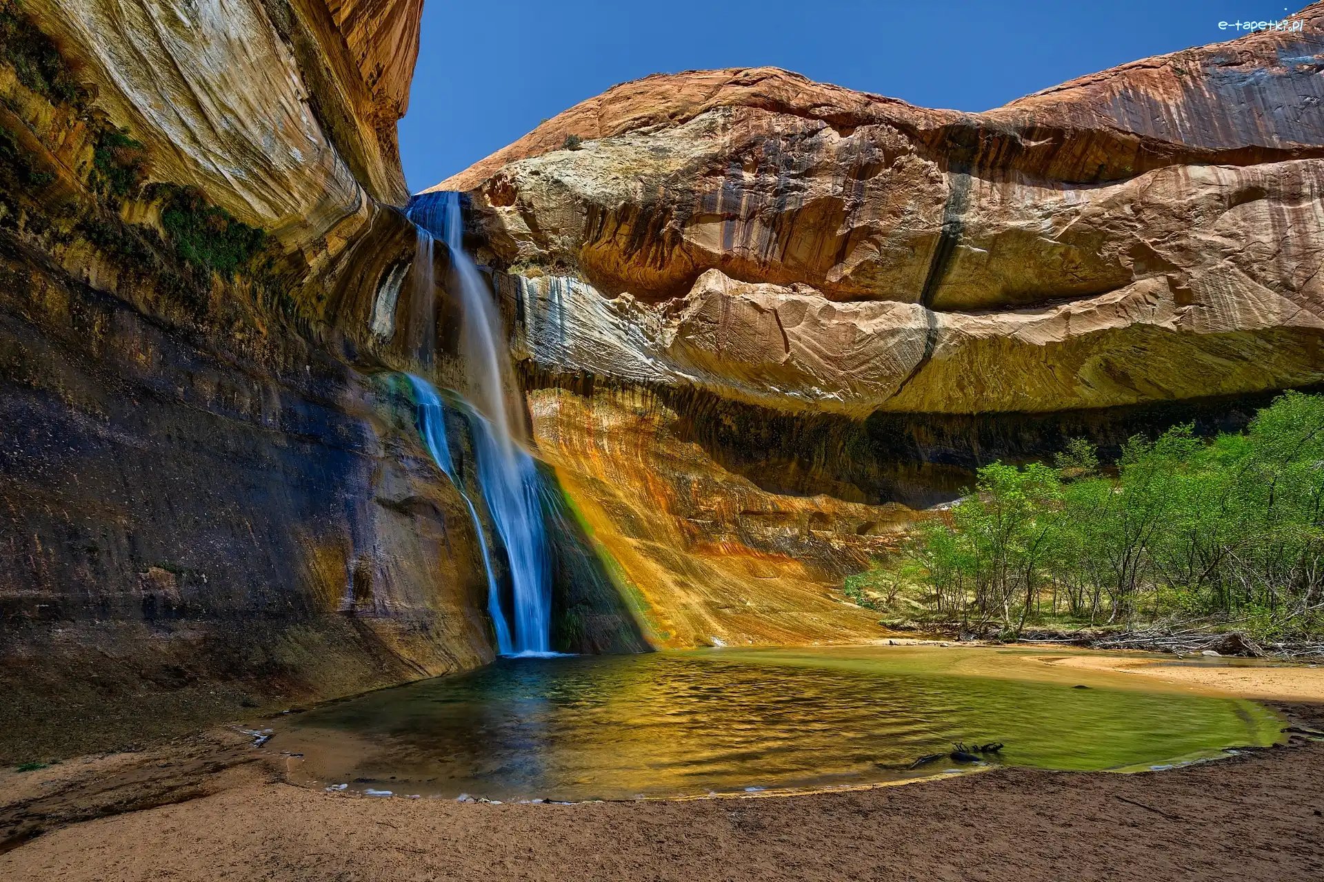 Stany Zjednoczone, Park Narodowy Capitol Reef, Stan Utah, Wodospad Calf Creek Falls, Skały