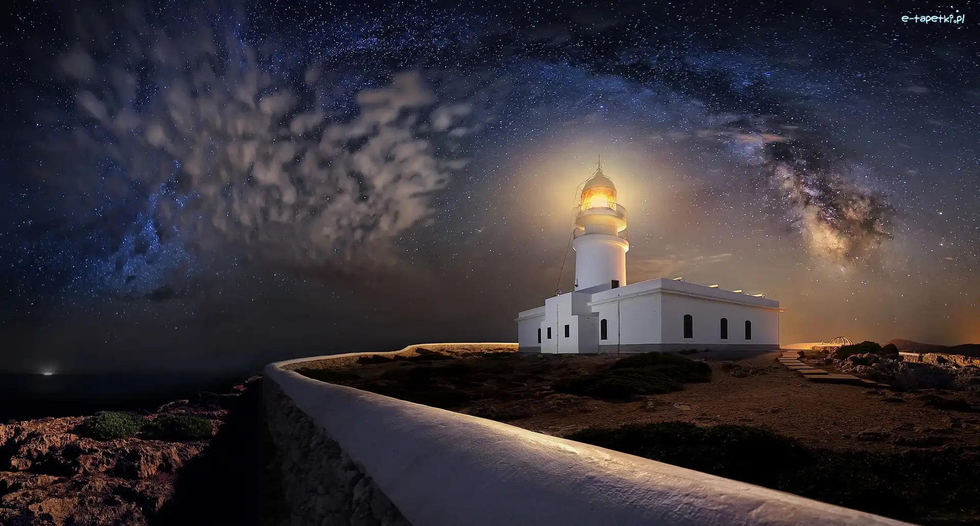 Latarnia morska Far de Cavalleria, Przylądek Cap de Cavalleria, Wybrzeże, Noc, Wyspa Minorka, Hiszpania