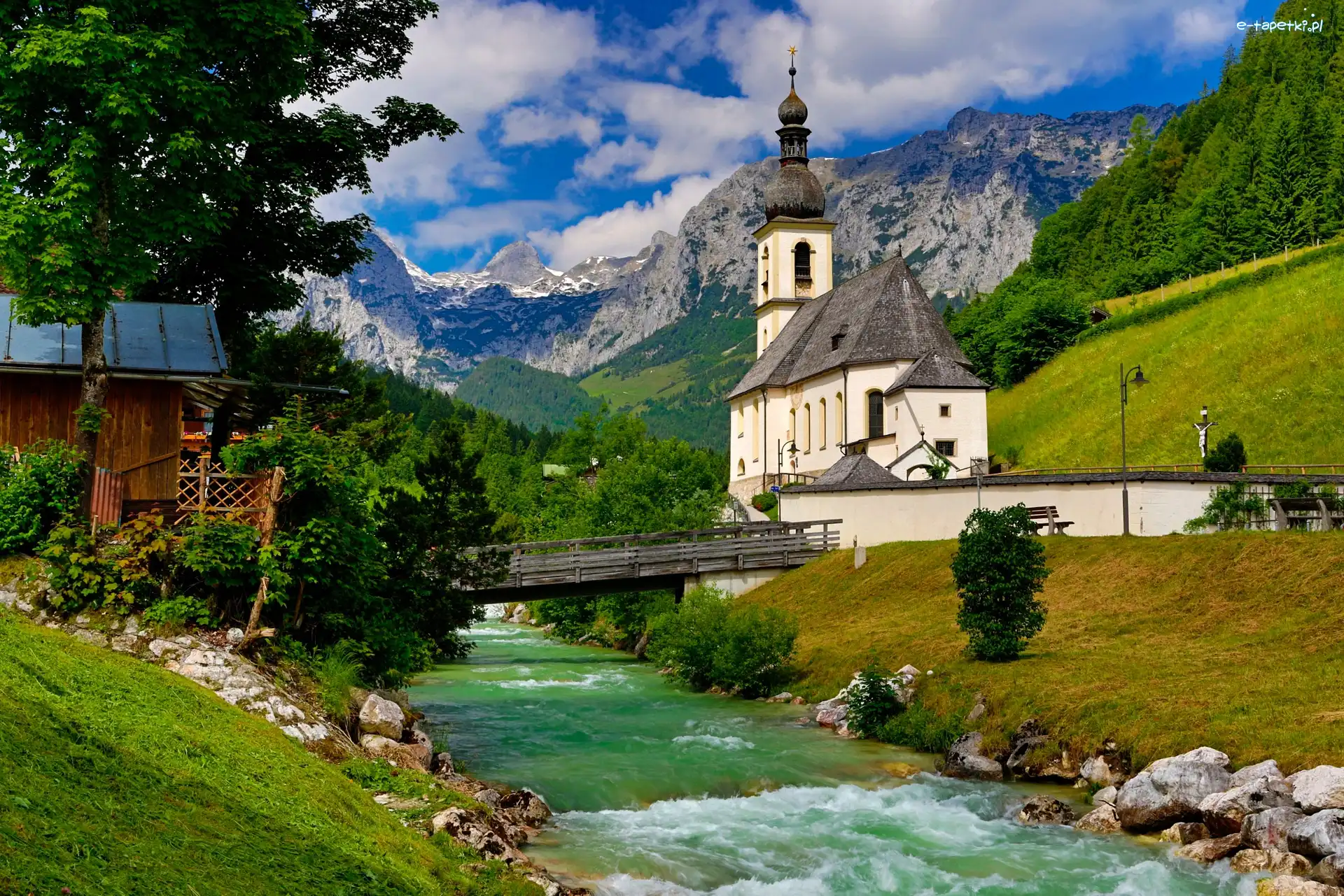 Most, Bawaria, Drzewa, Rzeka Ramsauer Ache, Ramsau bei Berchtesgaden, Góry Alpy, Kościół św. Sebastiana, Niemcy, Park Narodowy Berchtesgaden, Kamienie
