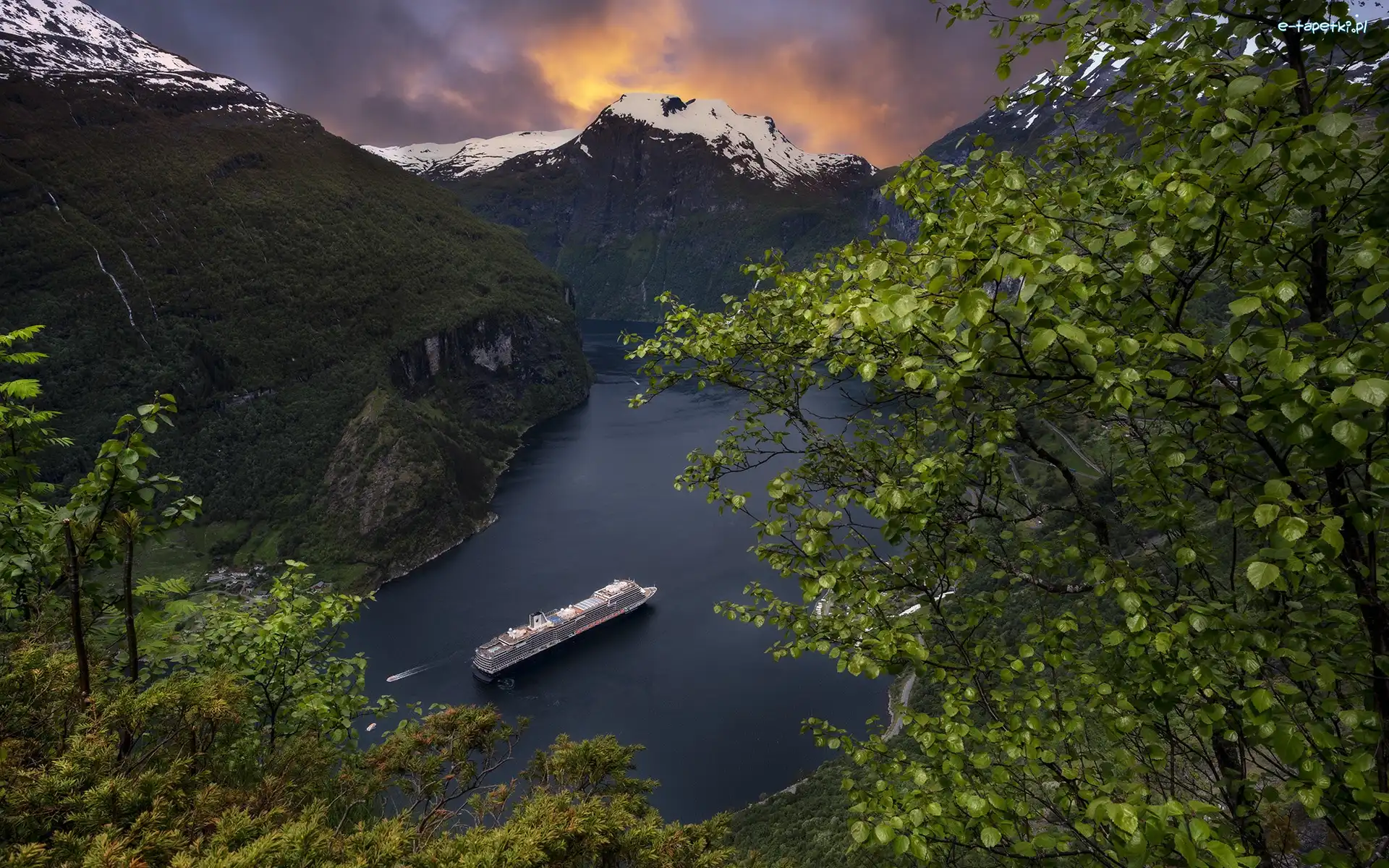 Norwegia, Góry, Fiord Geirangerfjord, Statek MS Koningsdam, Zachód słońca