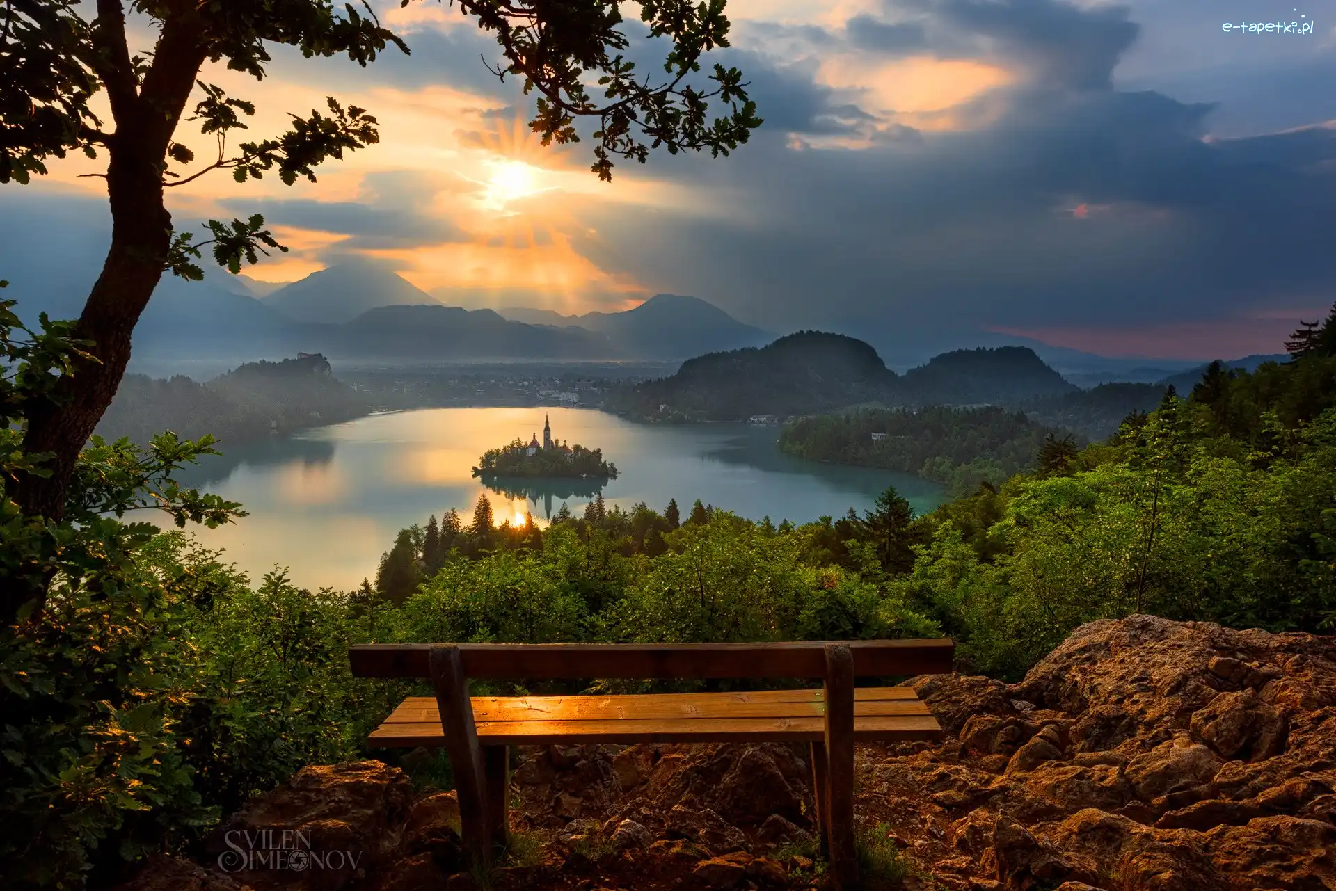 Jezioro Bled, Blejski Otok, Drzewa, Chmury, Góry Alpy Julijskie, Ławka, Zachód słońca, Słowenia