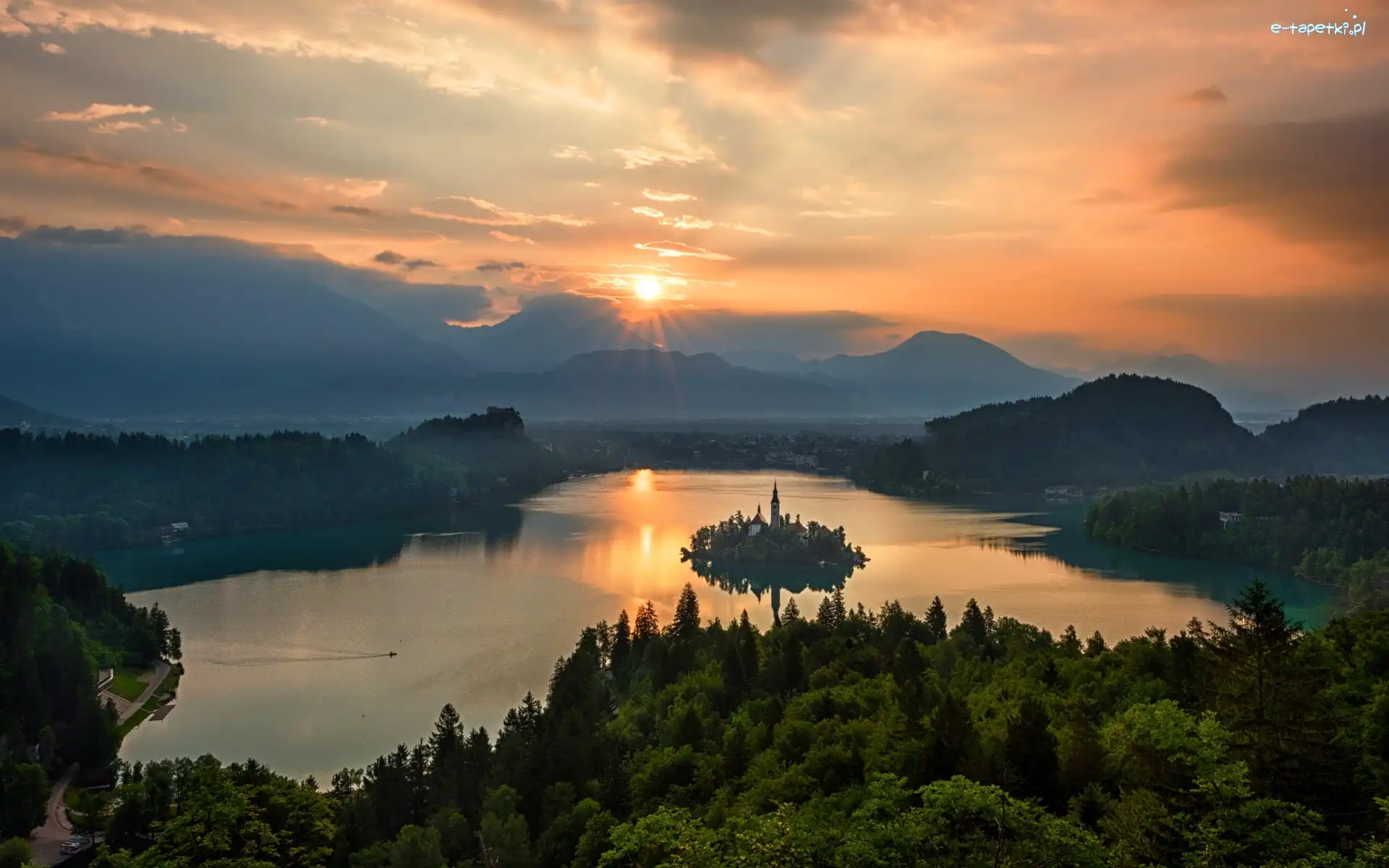 Drzewa
, Góry Alpy Julijskie, Jezioro Bled, Wyspa Blejski Otok, Słowenia, Chmury, Zachód słońca