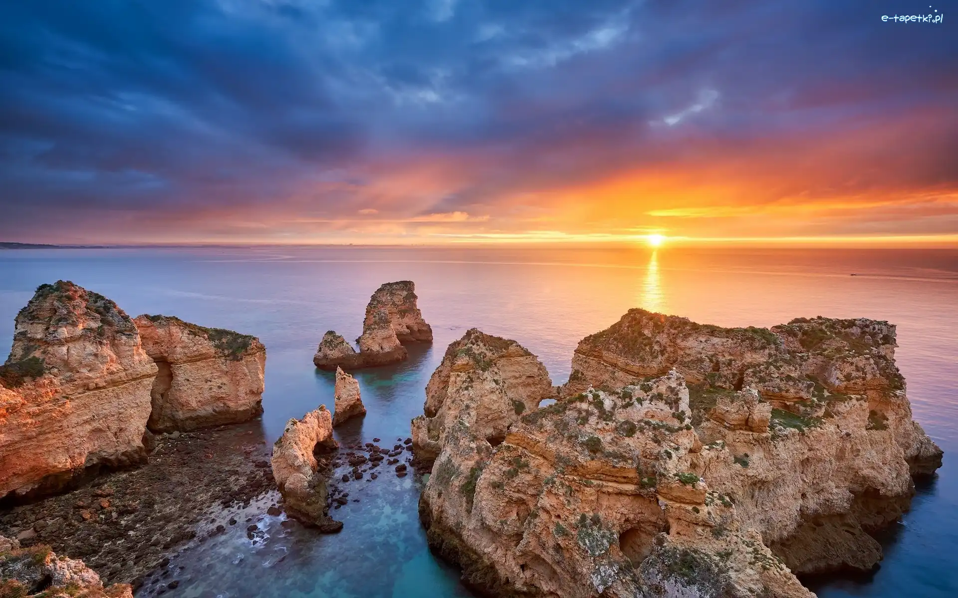 Wschód słońca, Cypel Ponta da Piedade, Morze, Region Algarve, Portugalia, Chmury, Skały