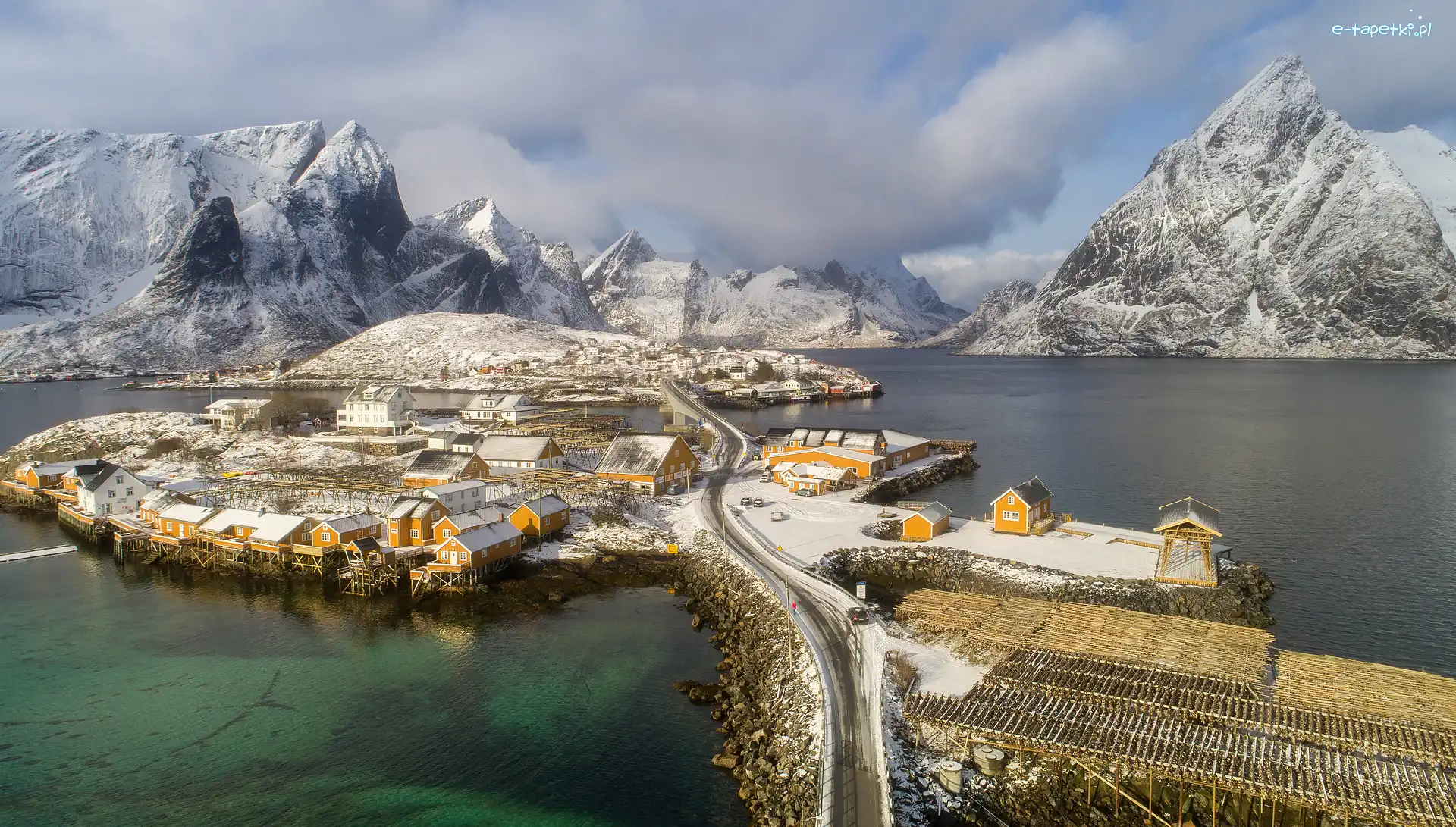 Domy, Wyspa Sakrisøya, Wieś Sakrisøya, Morze Norweskie, Lofoty, Norwegia