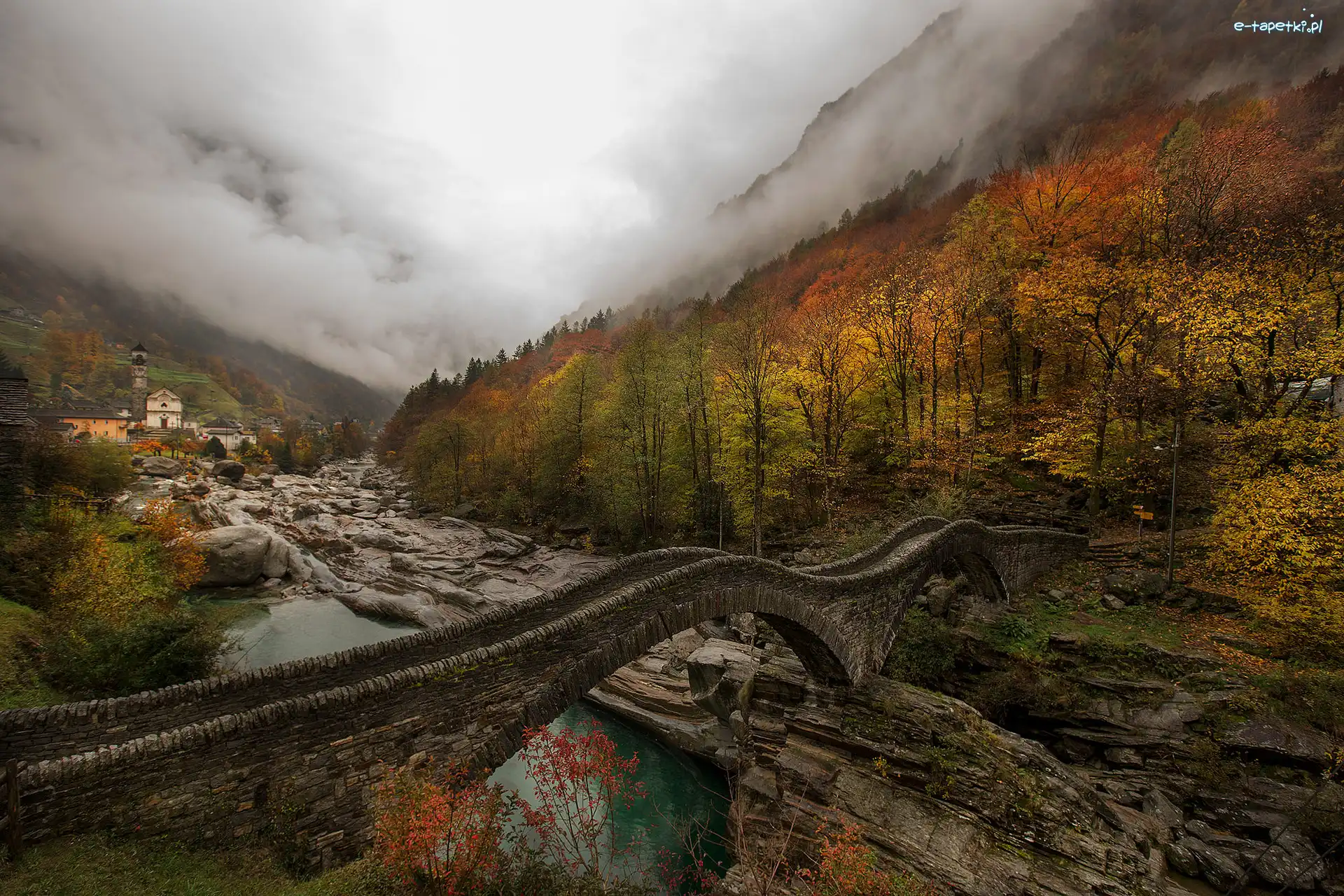 Most Ponte dei Salti, Szwajcaria, Las, Lavertezzo, Skały, Jesień, Rzeka Verzaska, Domy, Mgła, Dolina Verzaska, Drzewa