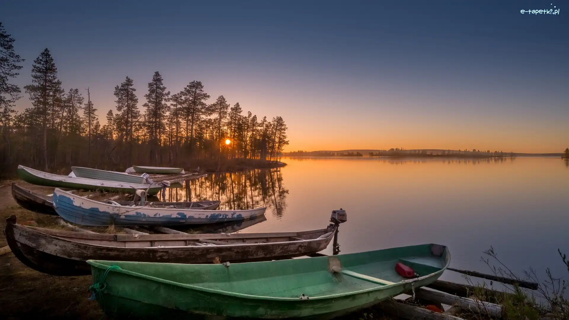 Drzewa, jezioro Pallasjärvi, Zachód słońca, Łódki, Park Narodowy Pallas-Yllästunturi, Finlandia