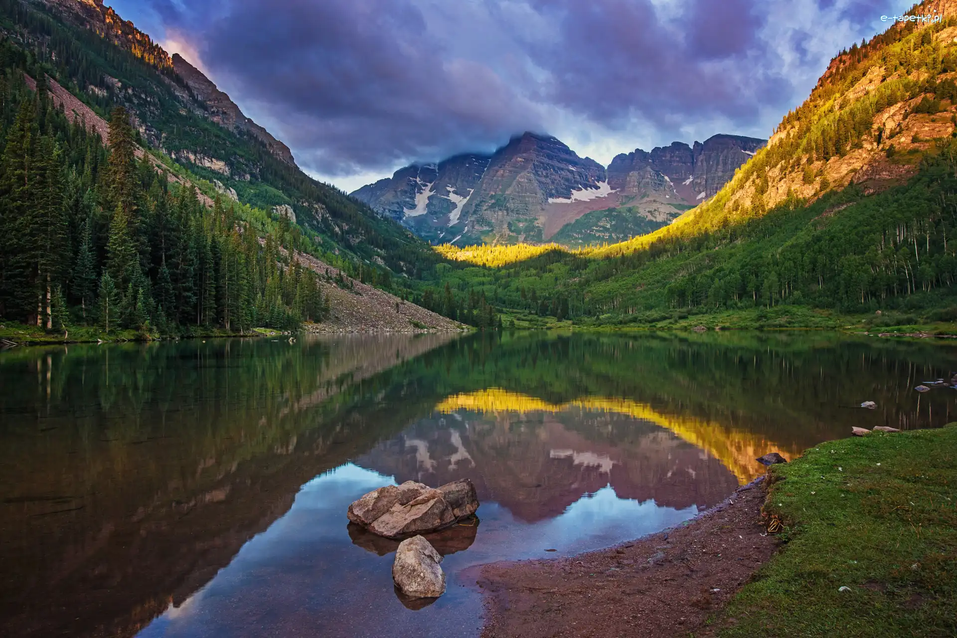 Las, Jezioro Maroon Lake, Góry Skaliste, Stan Kolorado, Stany Zjednoczone, Odbicie, Roślinność, Szczyty Maroon Bells, Kamienie