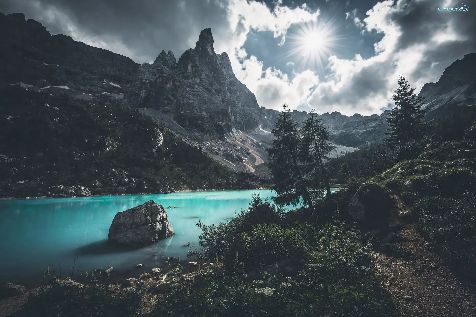 Drzewa, Dolomity, Promienie słońca, Góry, Gmina Cortina dAmpezzo, Jezioro Sorapiss, Góra Sorapiss, Włochy, Region Veneto, Kamienie