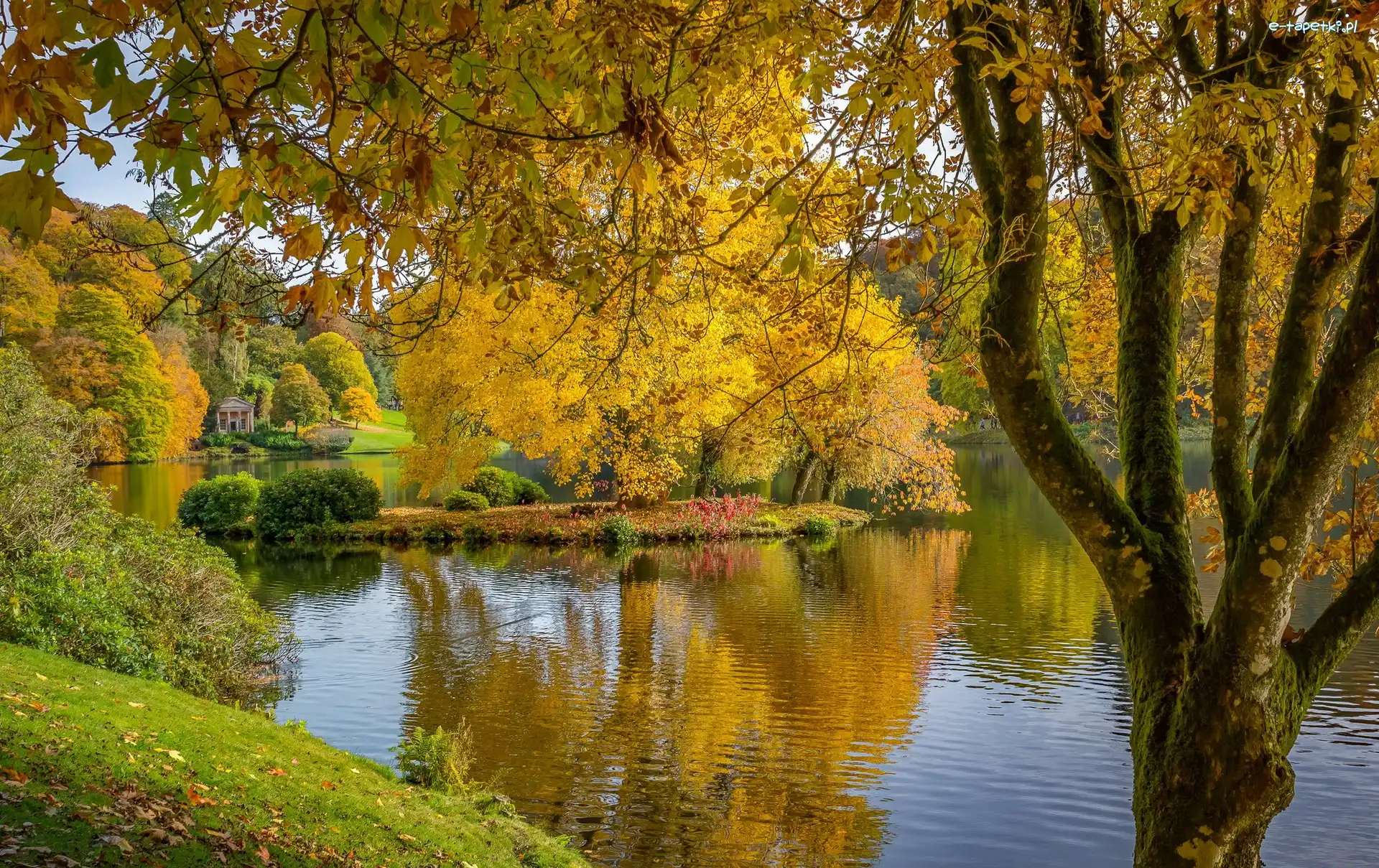 Jesień, Posiadłość Stourhead, Park, Hrabstwo Wiltshire, Anglia, Altanka, Jezioro