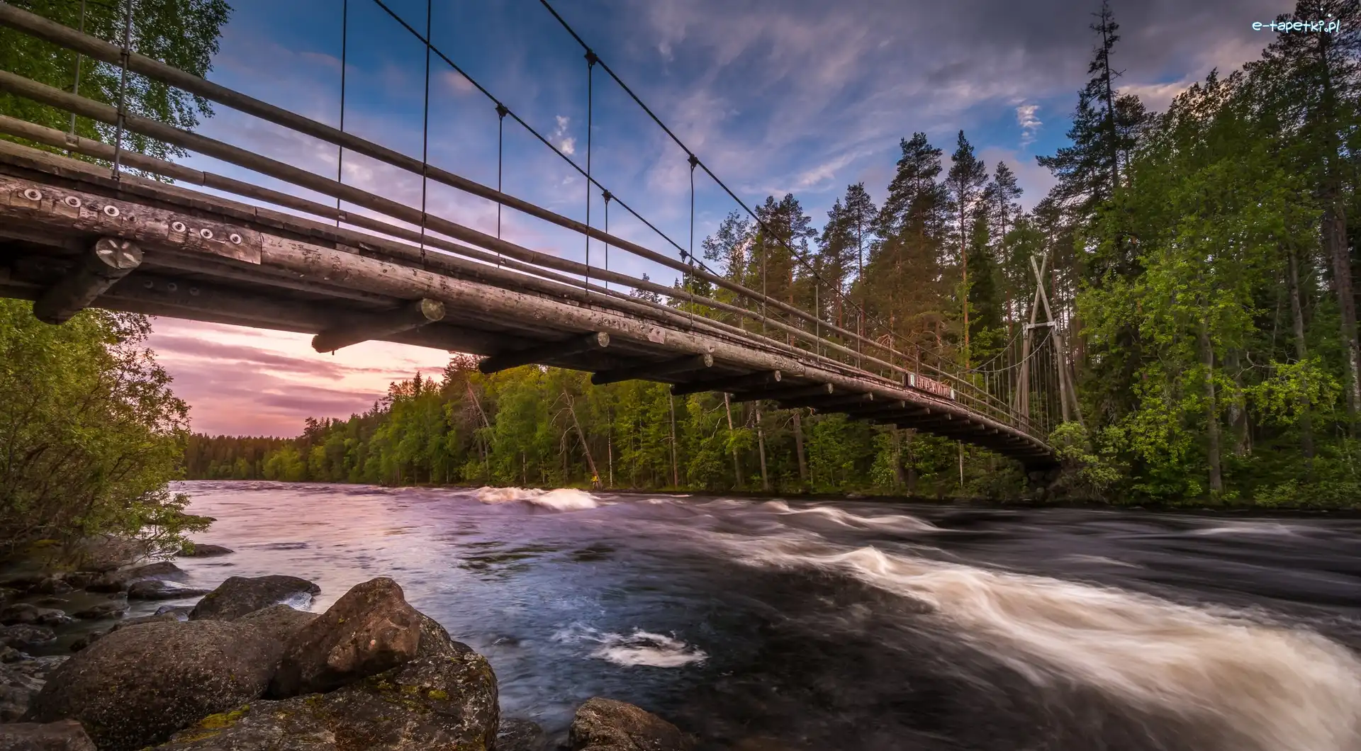 Finlandia, Bystrze Haapavitja, Rzeka Neitijoki, Drzewa, Most