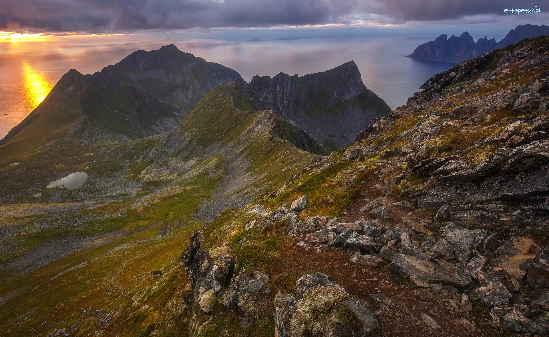 Promienie słońca, Morze Norweskie, Góry, Skały, Wyspa Senja, Norwegia