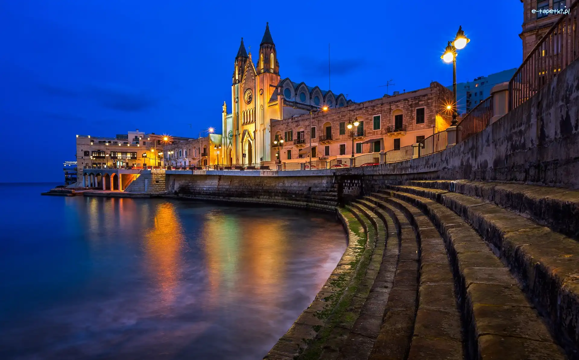 Światła, Zatoka Balluta Bay, Schody, Saint Julians, Malta, Kościół parafialny pw. Najświętszej Marii Panny z Góry Karmel, Kościół Karmelitów