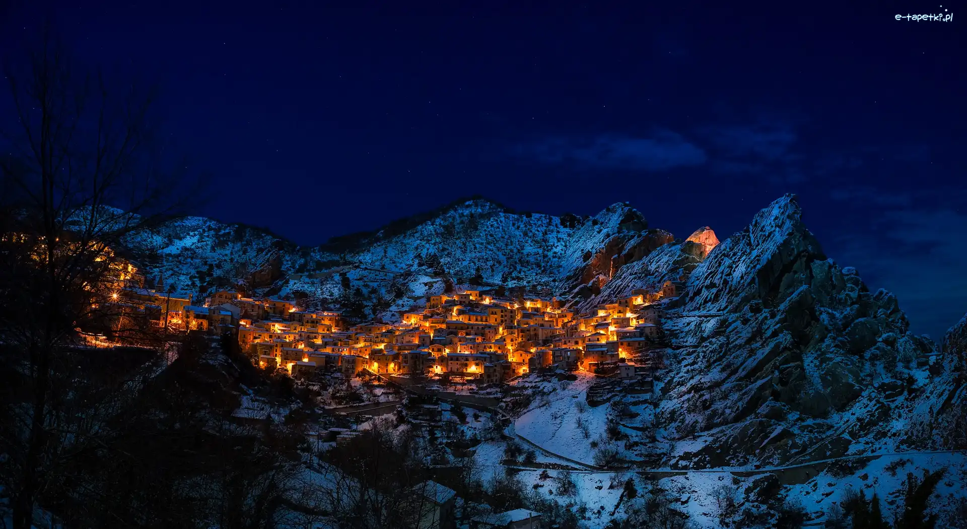 Domy, Dolomity, Castelmezzano, Prowincja Potenza, Włochy, Noc, Zima, Góry, Światła