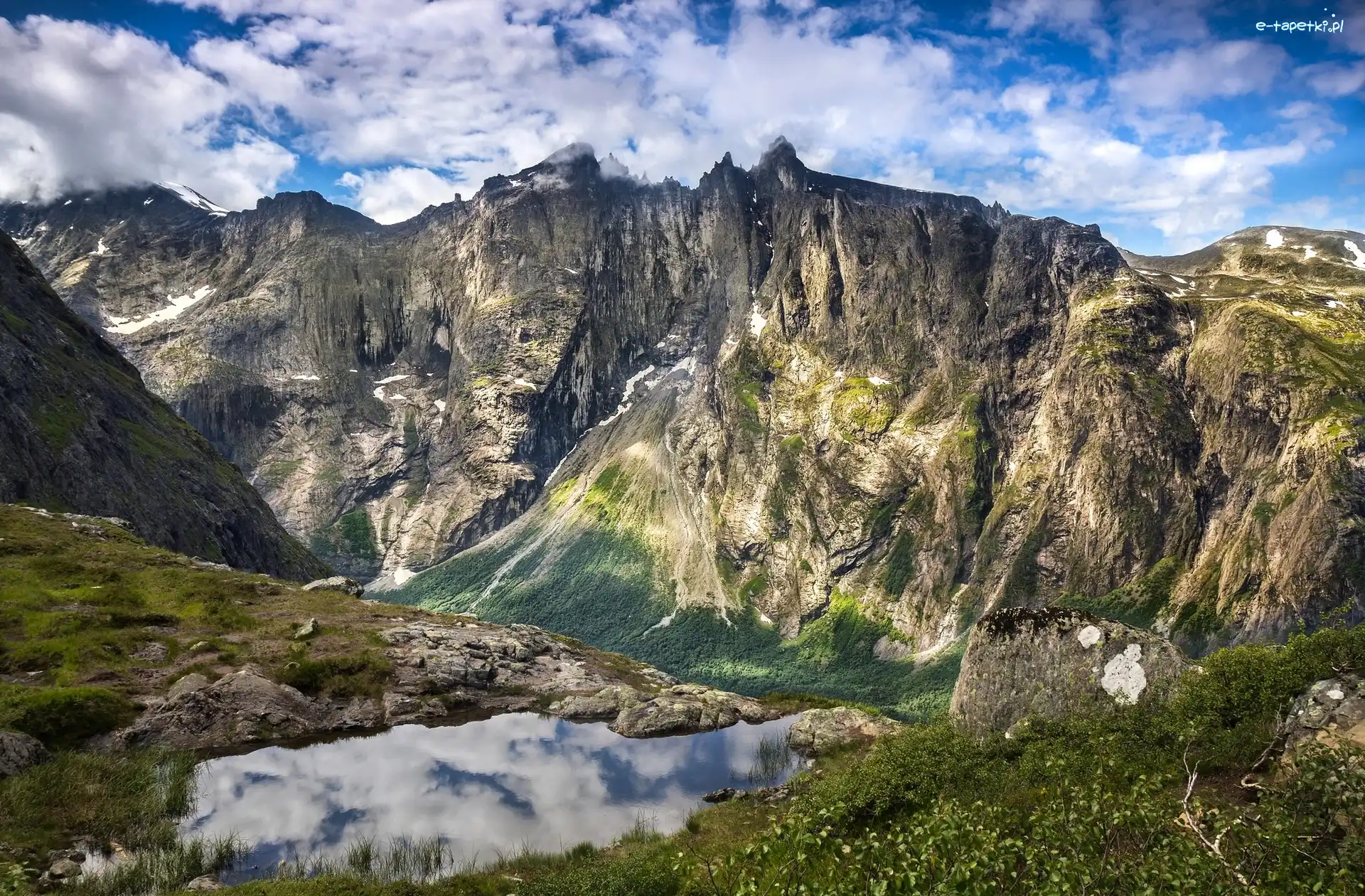 Norwegia, Dolina Romsdalen, Okręg Møre og Romsdal, Ściana Trolli - Trollveggen, Góry Romsdalsalpane