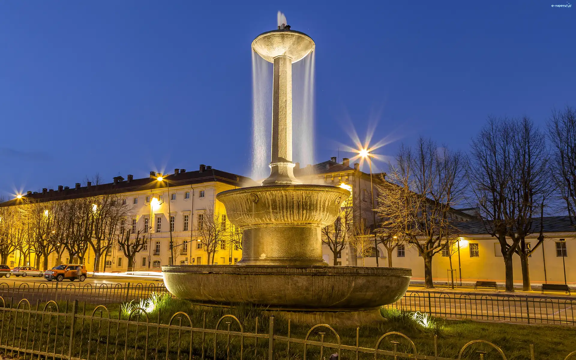 Noc, Miasteczko Pinerolo, Plac Piazza Vittorio Veneto, Region Piemont, Włochy, Domy, Fontanna