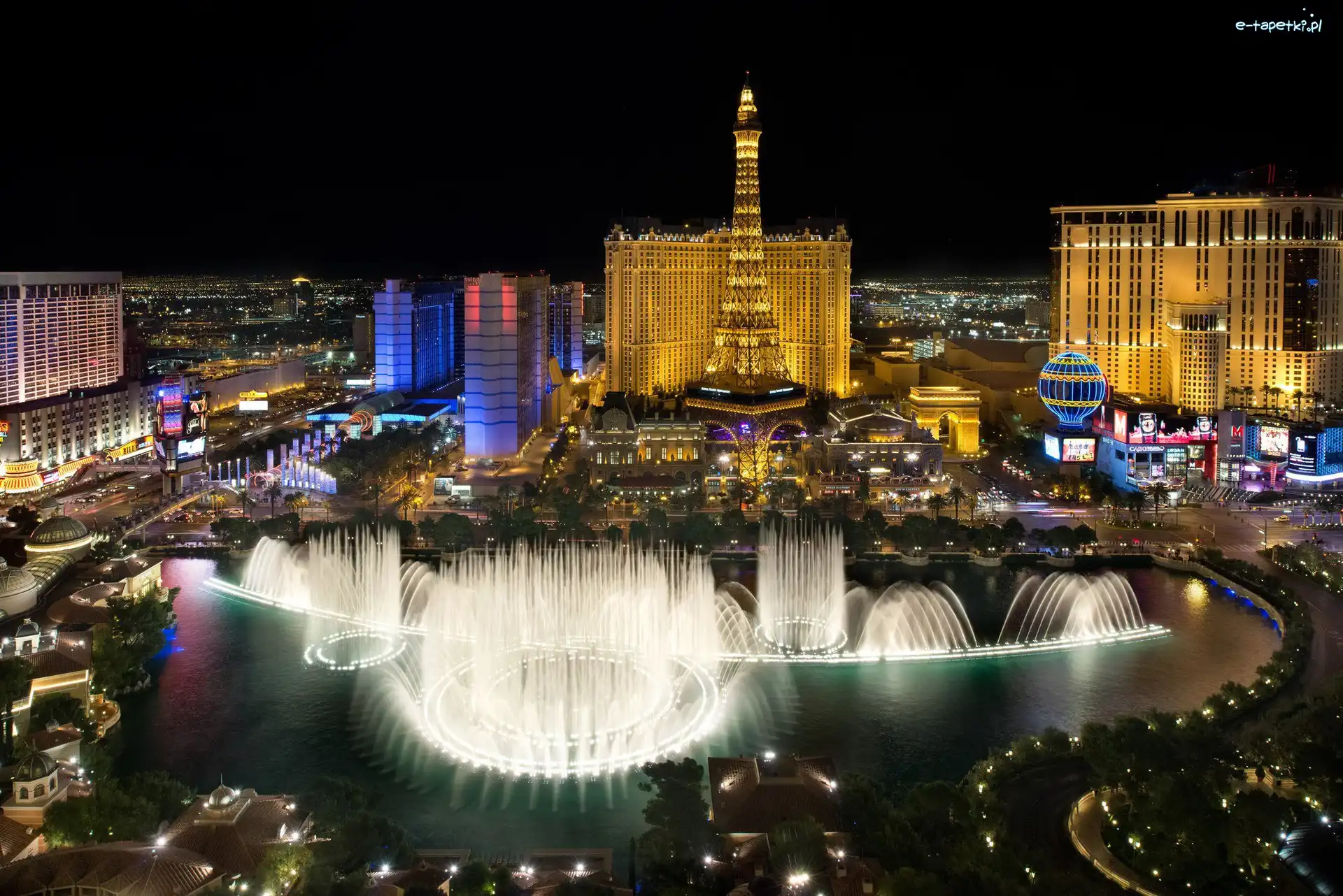 Fontanny Fountains of Bellagio, Las Vegas, Noc, Hotel Paris Las Vegas Hotel & Casino, Stan Nevada, Stany Zjednoczone