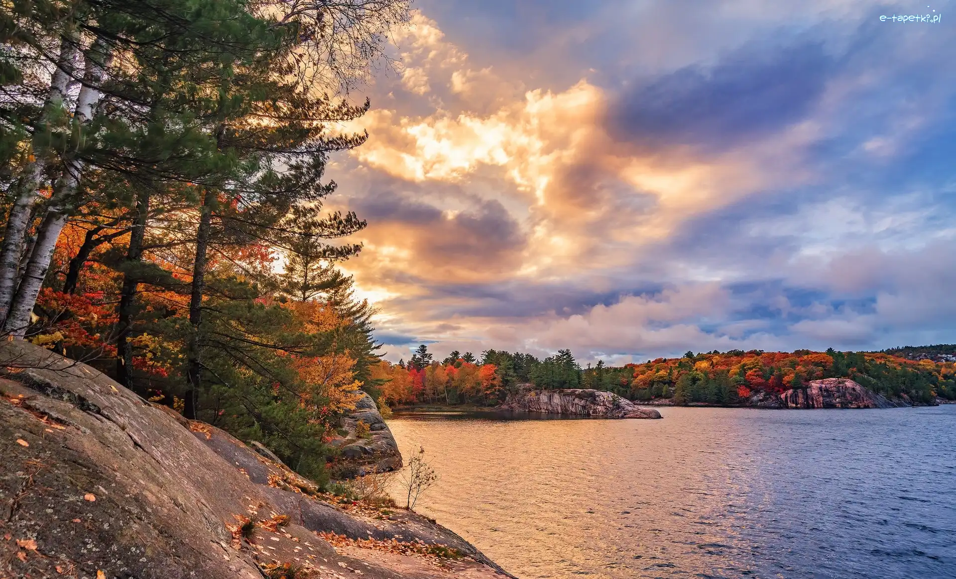 Jezioro, Prowincja Ontario, Wschód słońca, Chmury, Park miejski Killarney Provincial Park, Jesień, Drzewa, Kanada