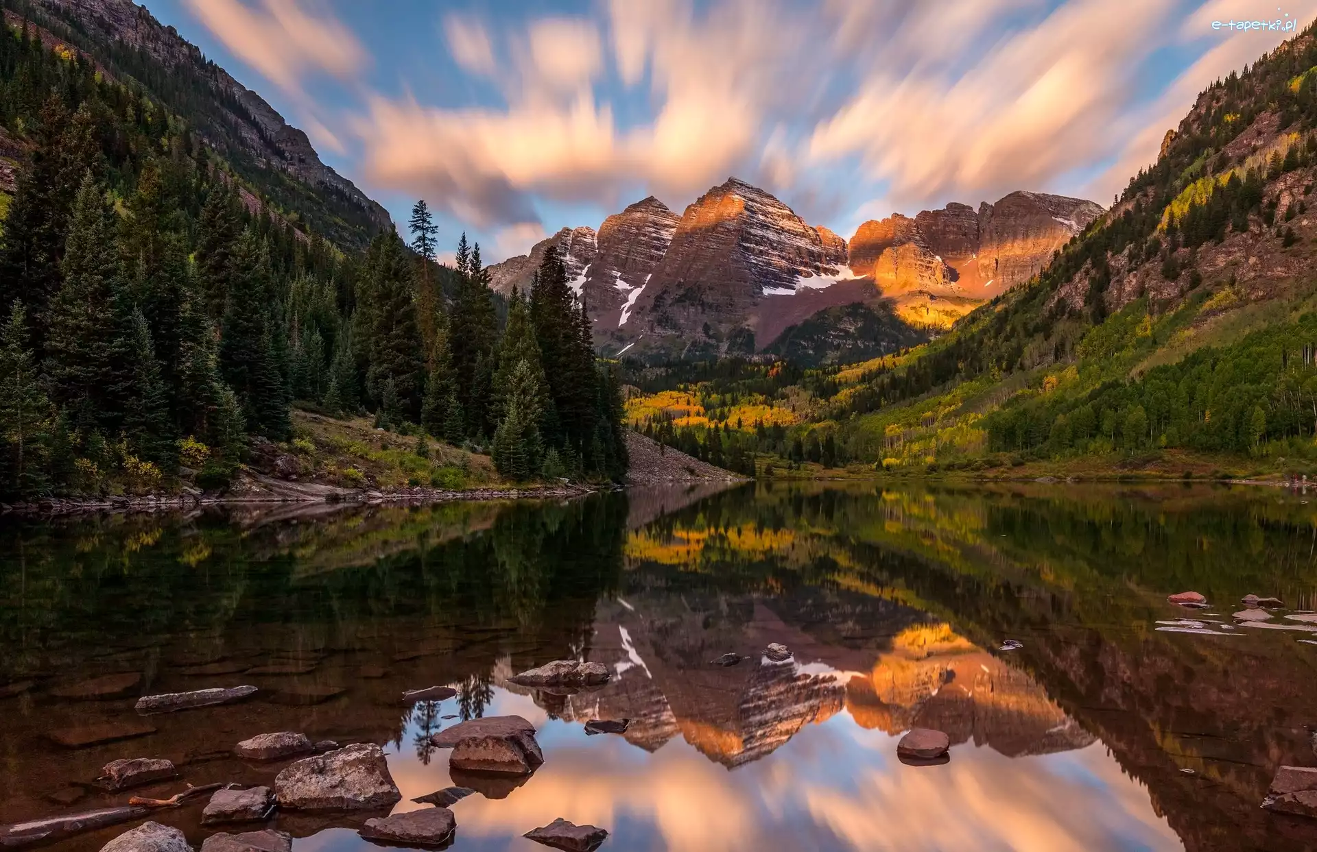 Drzewa, Góry Skaliste, Szczyty Maroon Bells, Stan Kolorado, Stany Zjednoczone, Jesień, Jezioro Maroon Lake