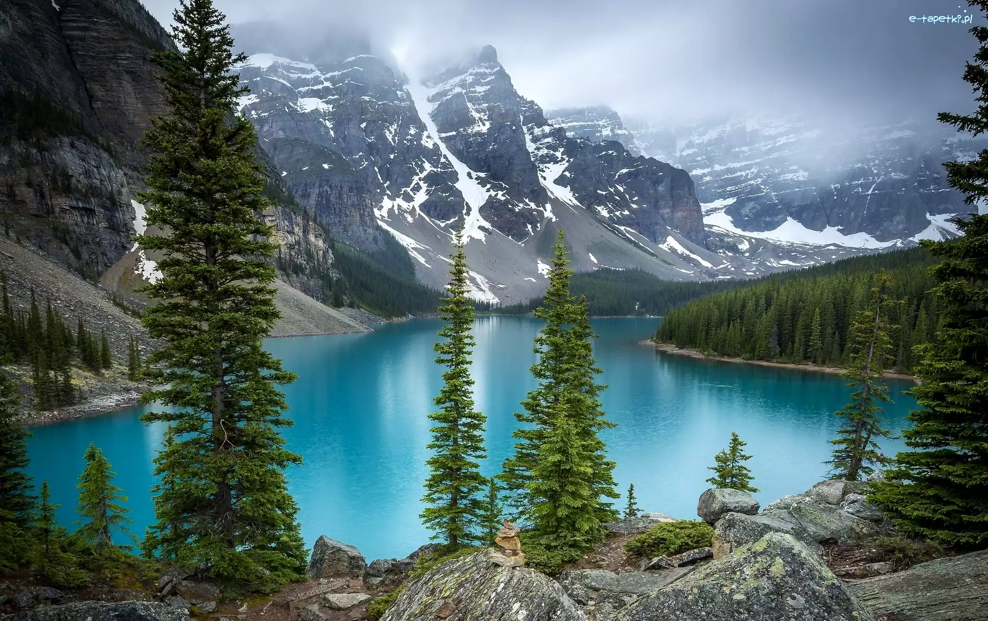 Świerki, Park Narodowy Banff, Jezioro Moraine, Prowincja Alberta, Kanada, Chmury, Drzewa