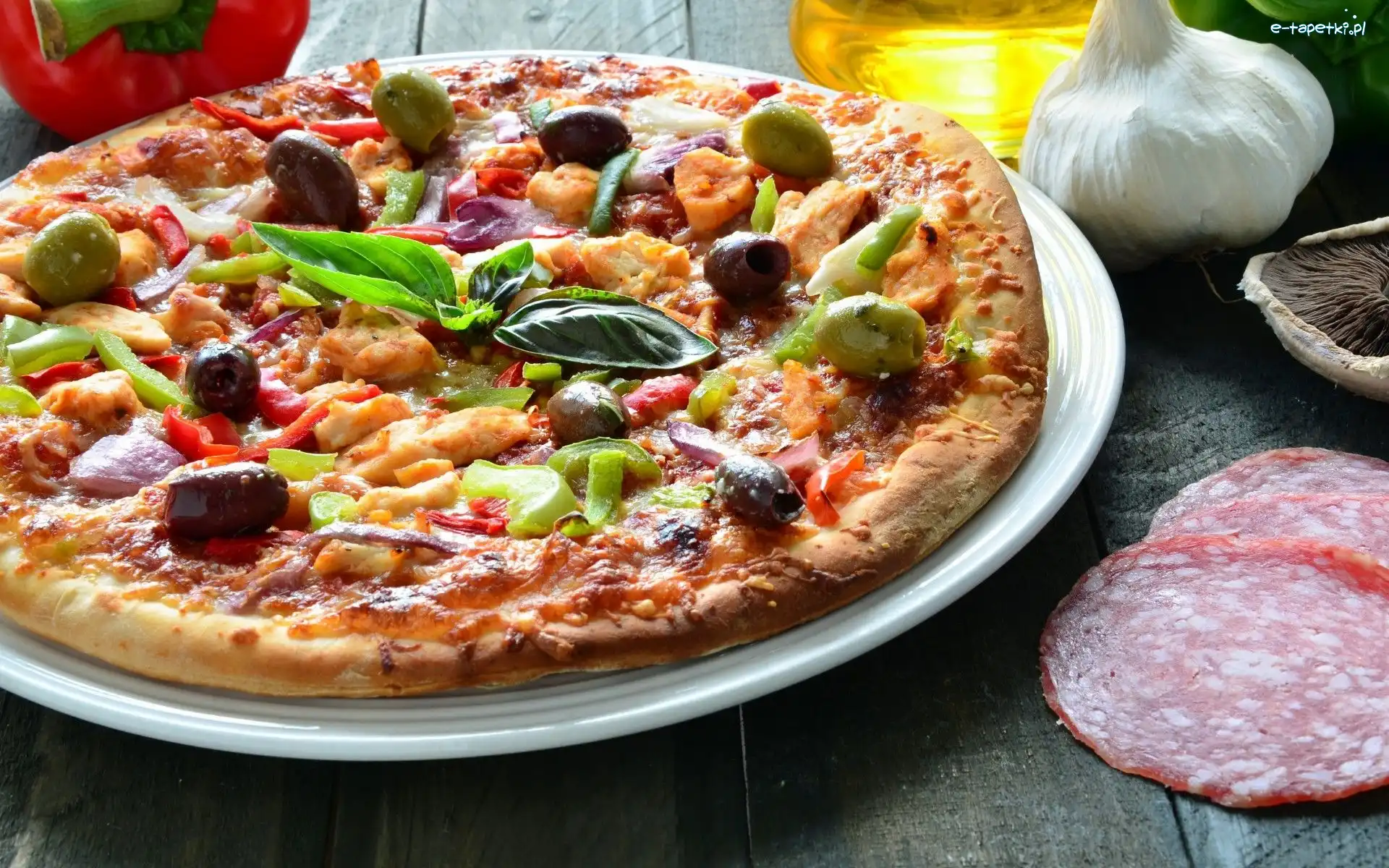 Pizza, Oliwki, Kiełbasa, Czosnek, Pomidory