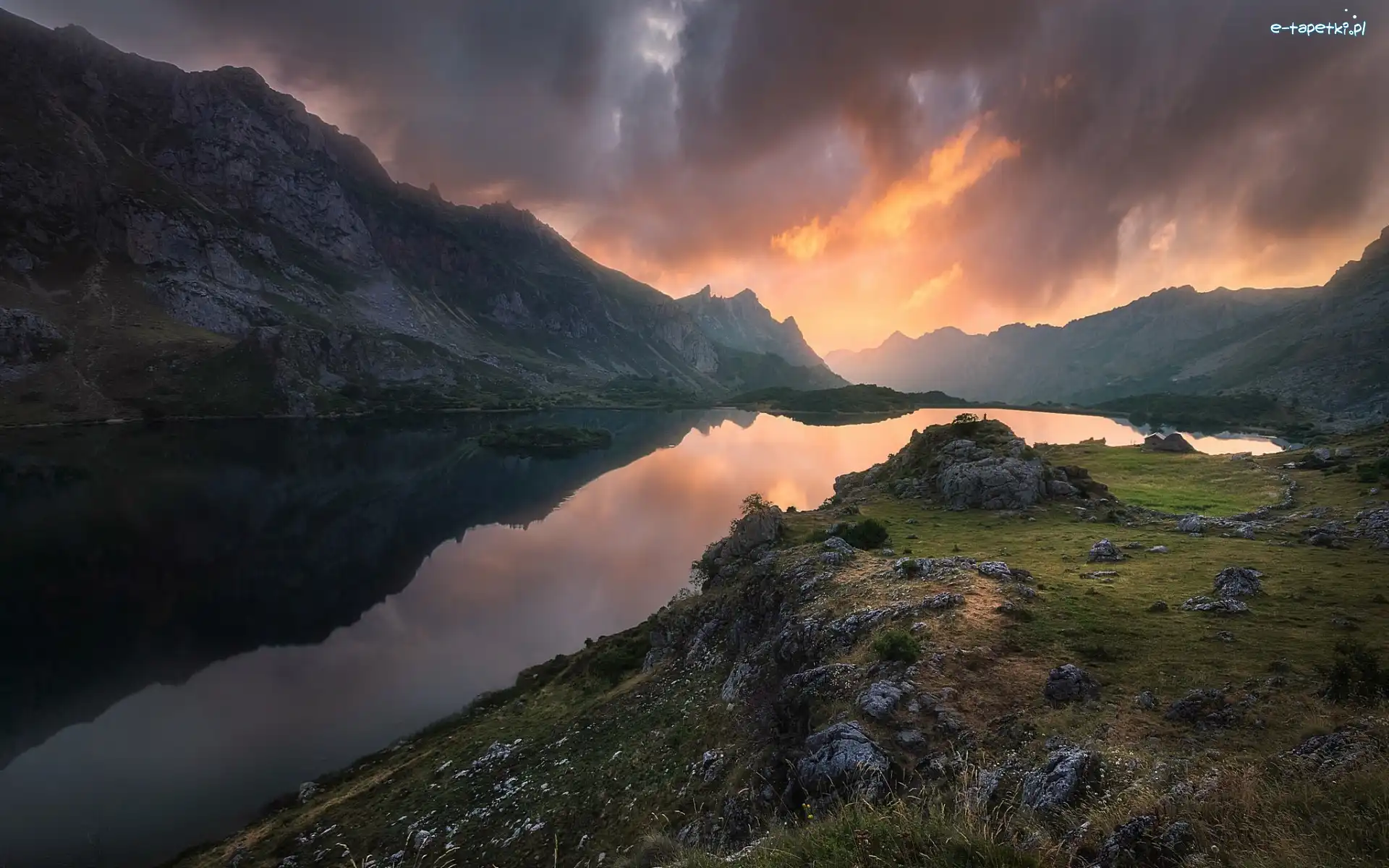 Zachód słońca, Rezerwat przyrody Somiedo Natural Park, Valle de Lago, Asturia, Hiszpania, Góry Kantabryjskie, Jezioro