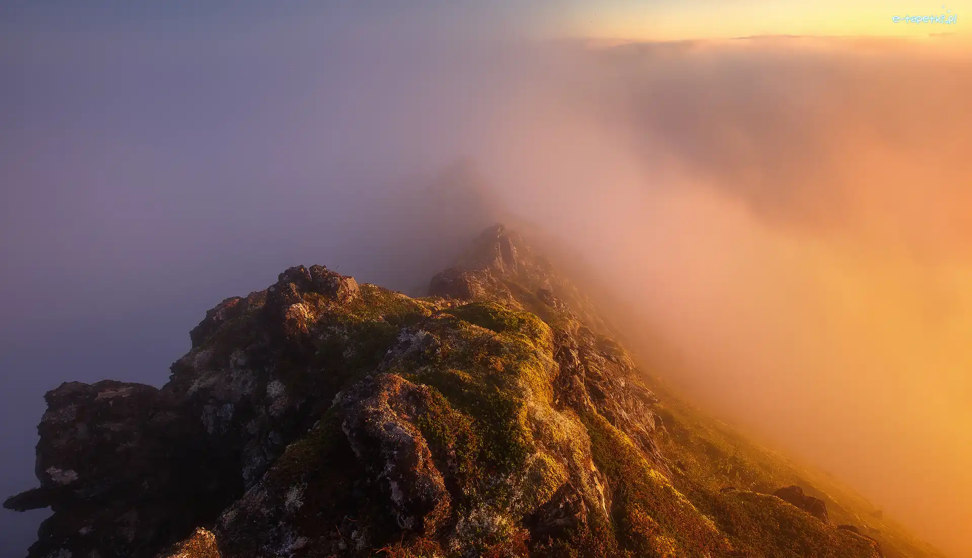 Norwegia, Góry, Wyspa Senja, Przebijające światło, Mgła