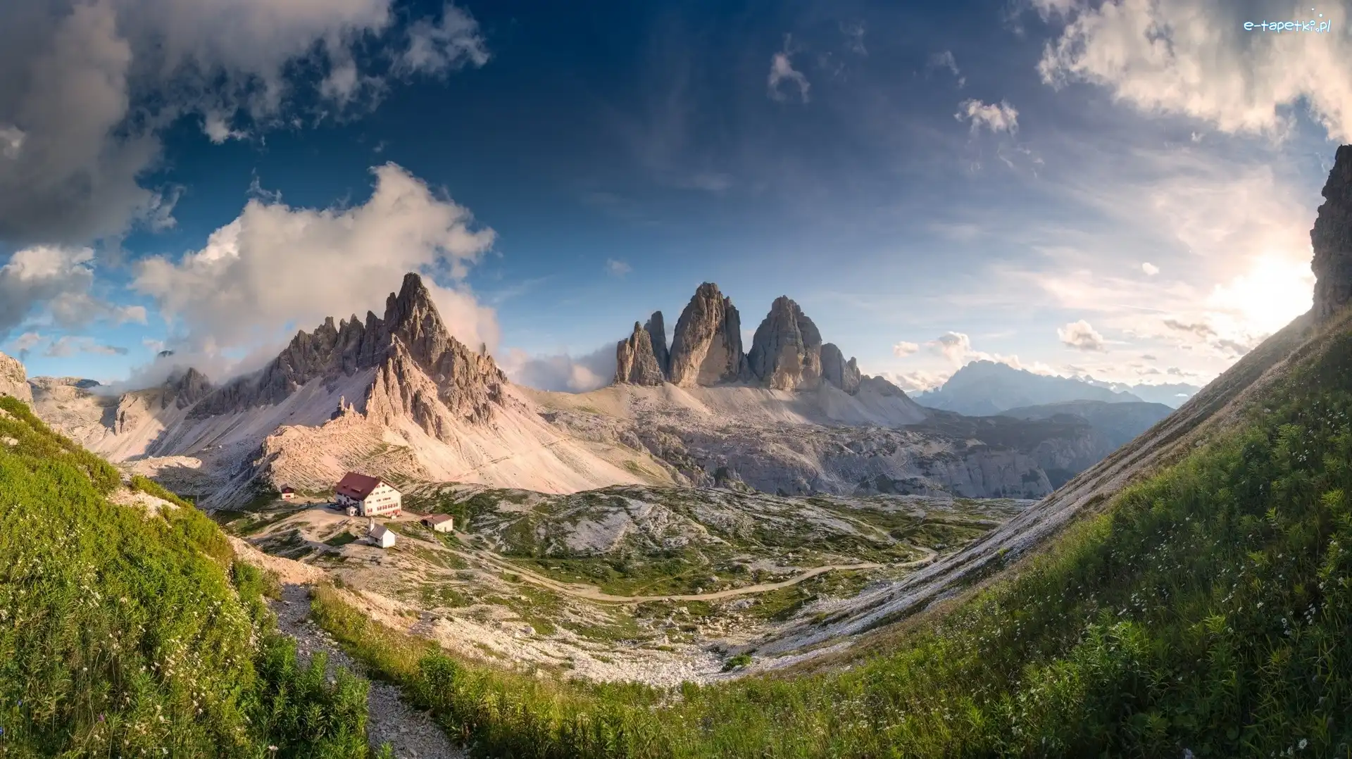 Chmury, Południowy Tyrol, Roślinność, Dom, Góry Paterno, Szczyt Tre Cime di Lavaredo, Schronisko Dreizinnenhütte, Włochy, Dolomity, Wschód słońca