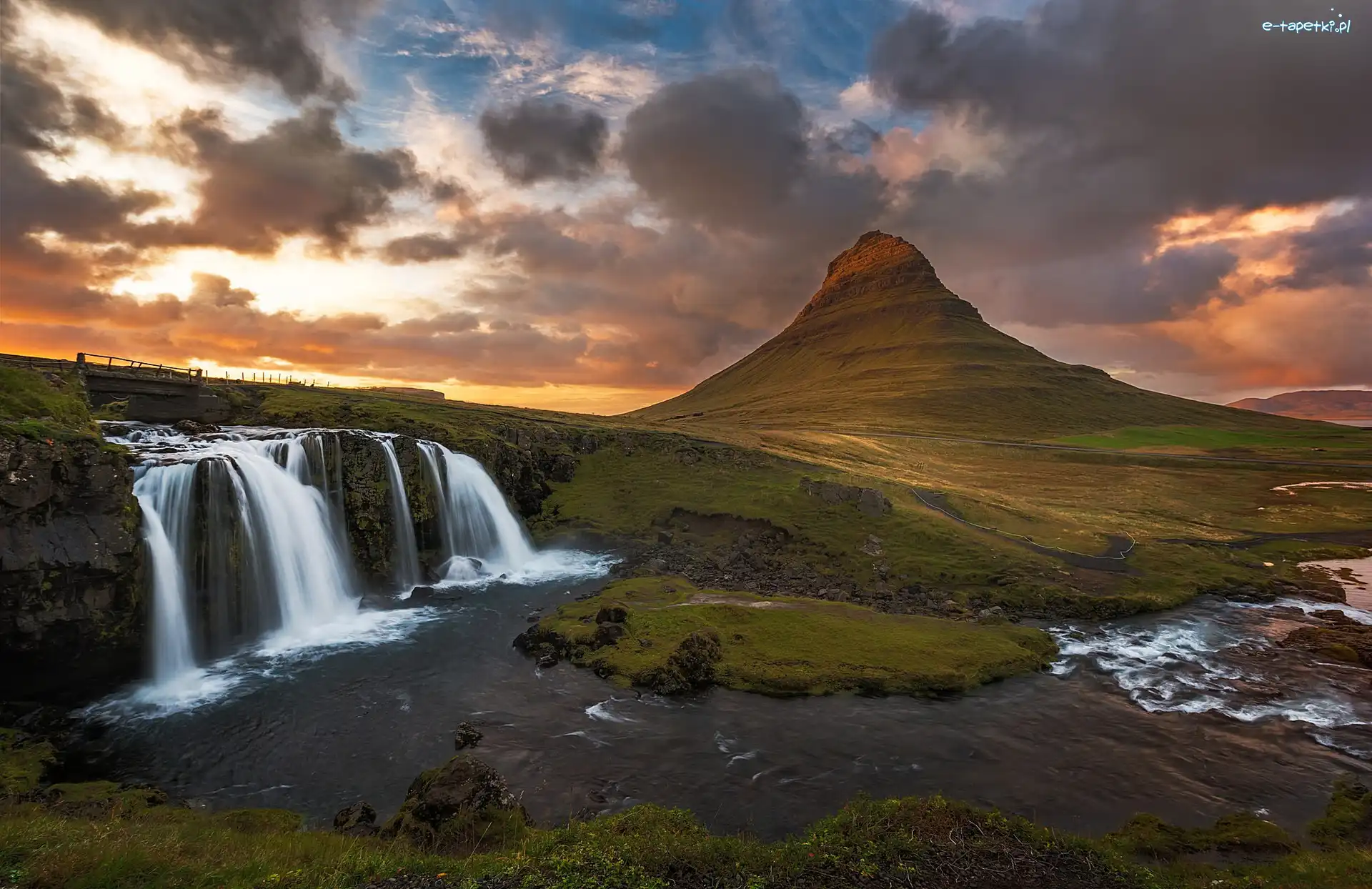 Islandia, Góra Kirkjufell, Półwysep Snæfellsnes, Chmury, Wodospad Kirkjufellsfoss