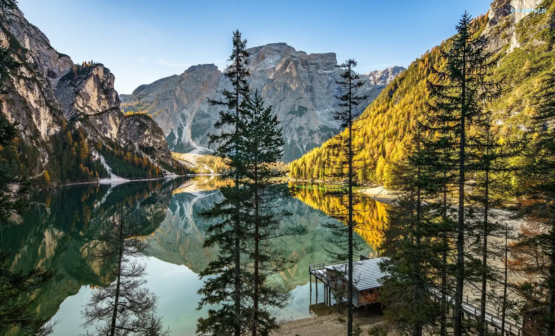 Jezioro Pragser Wildsee, Południowy Tyrol, Odbicie, Pomost, Dolomity, Góry, Drzewa, Włochy