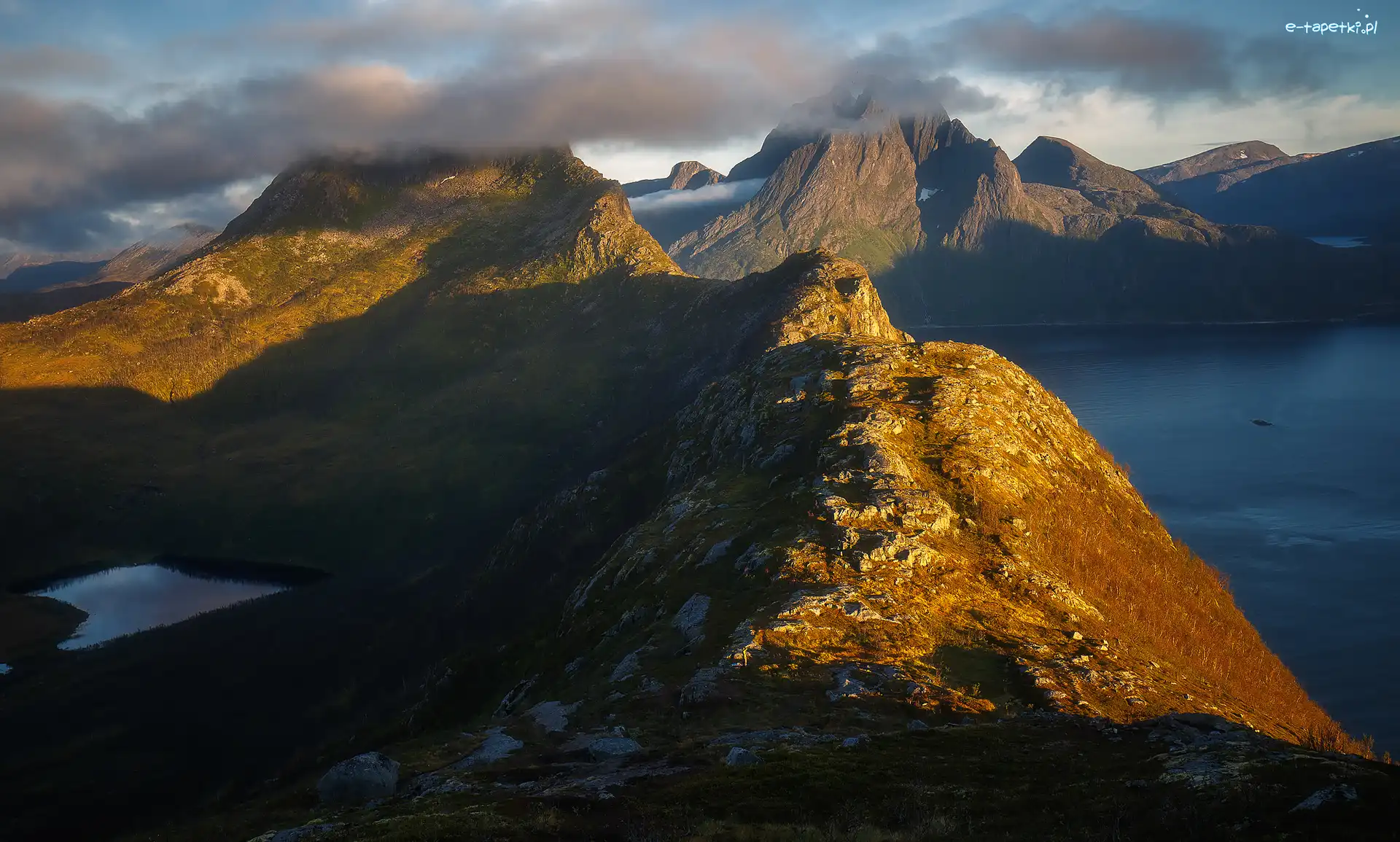 Morze, Góry, Szczyty, Chmury, Wyspa Senja, Norwegia