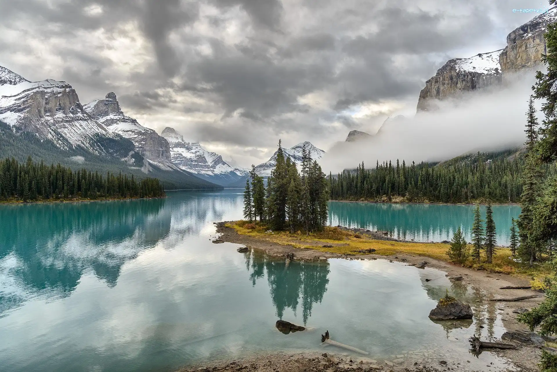 Drzewa, Jezioro Maligne, Wyspa Ducha, Park Narodowy Jasper, Kanada, Mgła, Góry