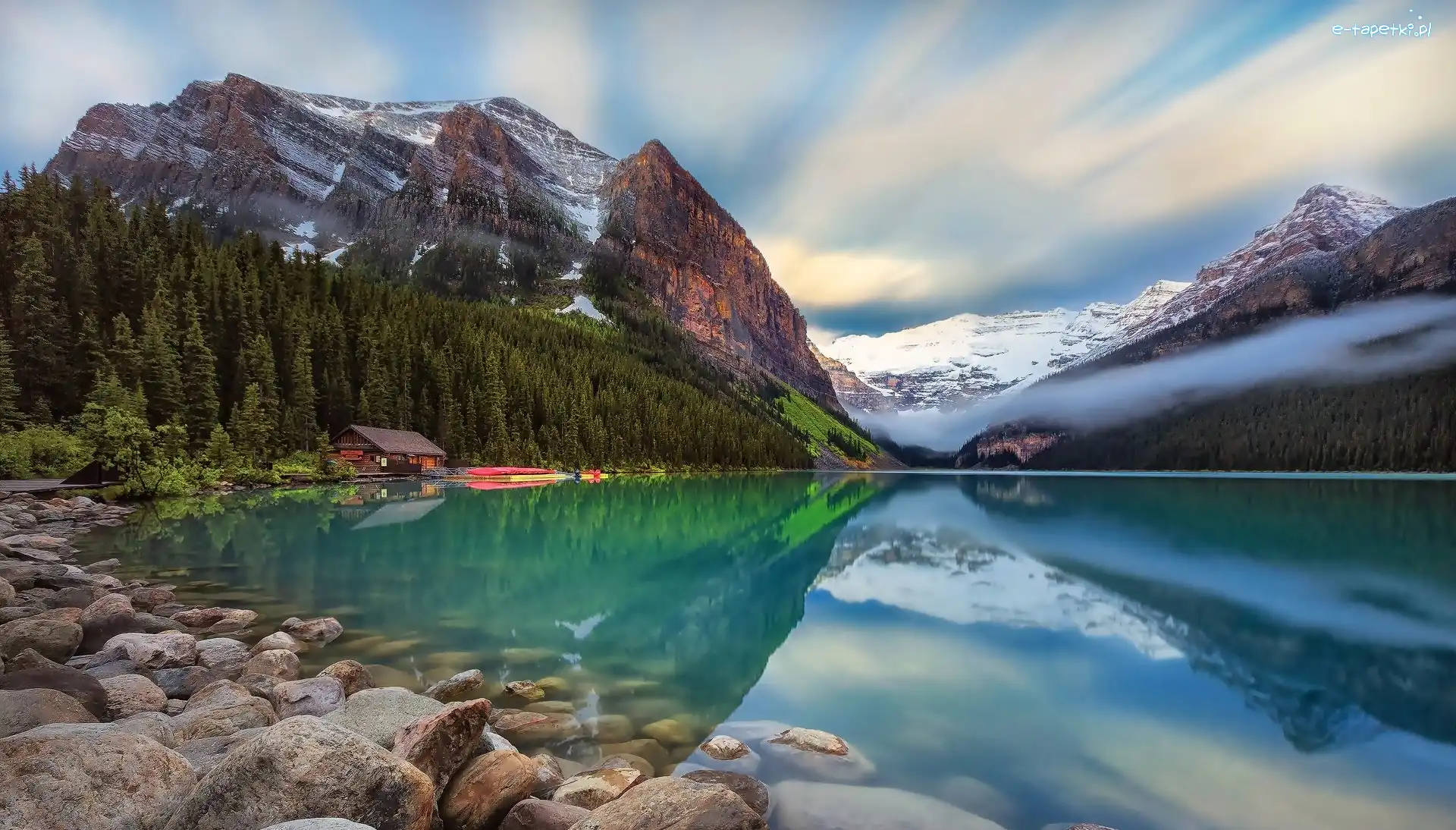 Kamienie, Prowincja Alberta, Mgła, Dom, Jezioro Lake Louise, Góry, Las, Kanada, Park Narodowy Banff, Chmury