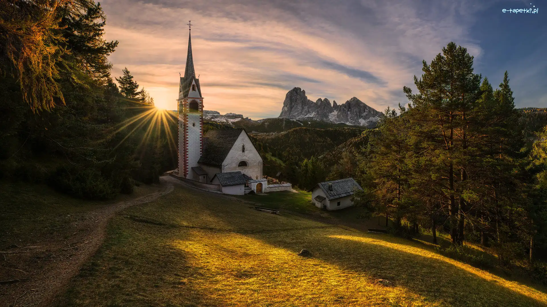 Drzewa, Tyrol, Góry Dolomity, Promienie słońca, Włochy, Kościół św. Jakuba