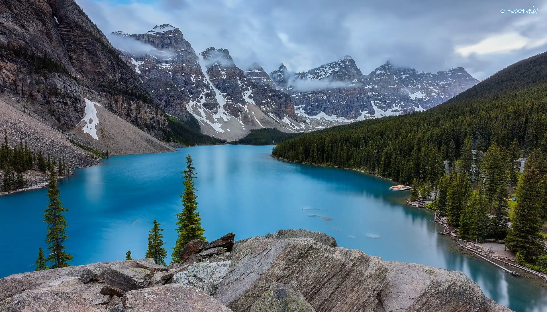 Jezioro Moraine, Prowincja Alberta, Świerki, Chmury, Park Narodowy Banff, Kamienie, Drzewa, Kanada