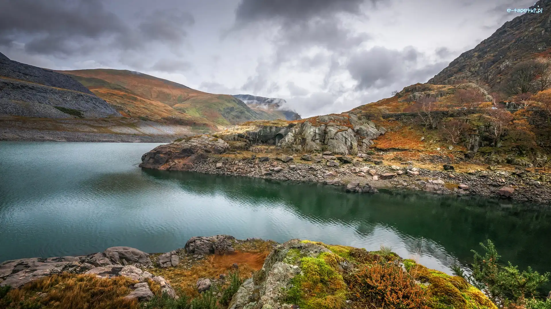 Skały, Jezioro Llyn Peris, Jesień, Roślinność, Park Narodowy Snowdonia, Walia