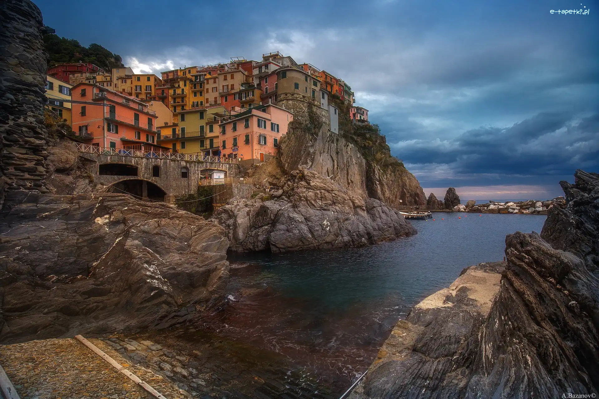 Miejscowość Manarola, Liguria, Chmury, Morze Liguryjskie, Gmina Riomaggiore, Wybrzeże, Domy, Włochy
