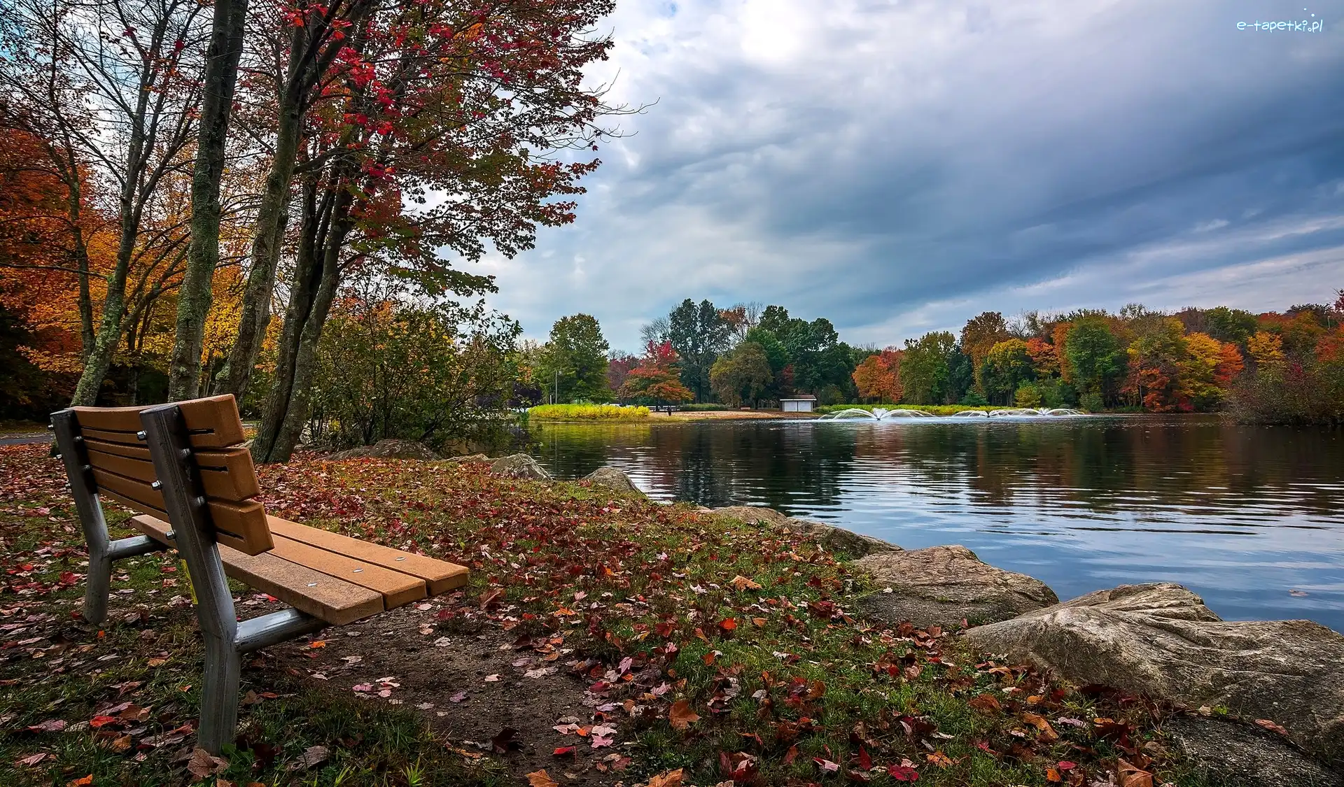 Jesień, Jezioro, Miasto Trumbull, Stan Connecticut, Stany Zjednoczone, Kamienie, Park, Park Twin Brooks, Ławeczka