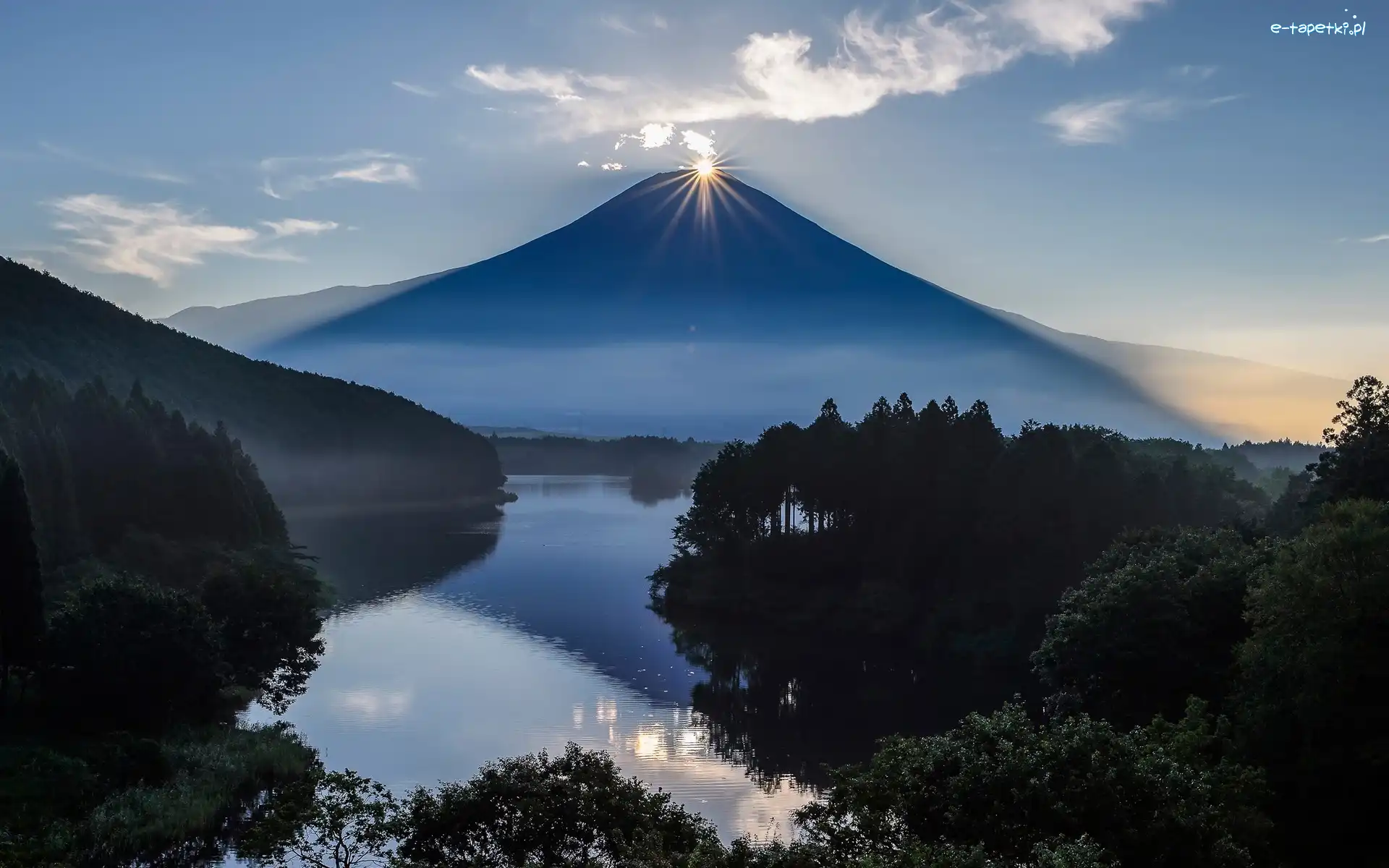 Góry, Zachód słońca, Stratowulkan Góra Fudżi, Wyspa Honsiu, Japonia, Las, Chmury, Jezioro Tanuki, Niebo
