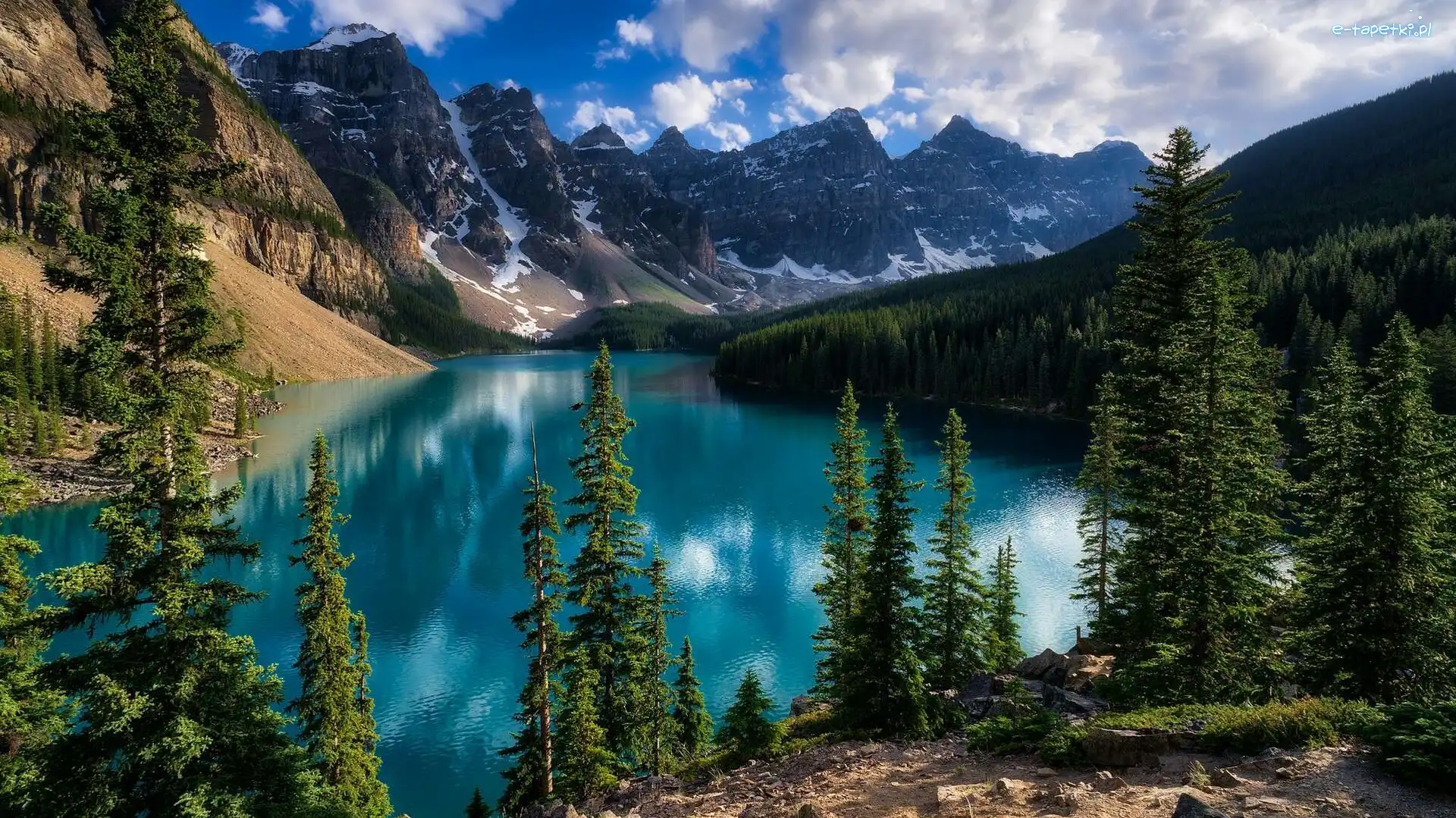 Drzewa, Park Narodowy Banff, Jezioro Moraine, Chmury, Prowincja Alberta, Kanada