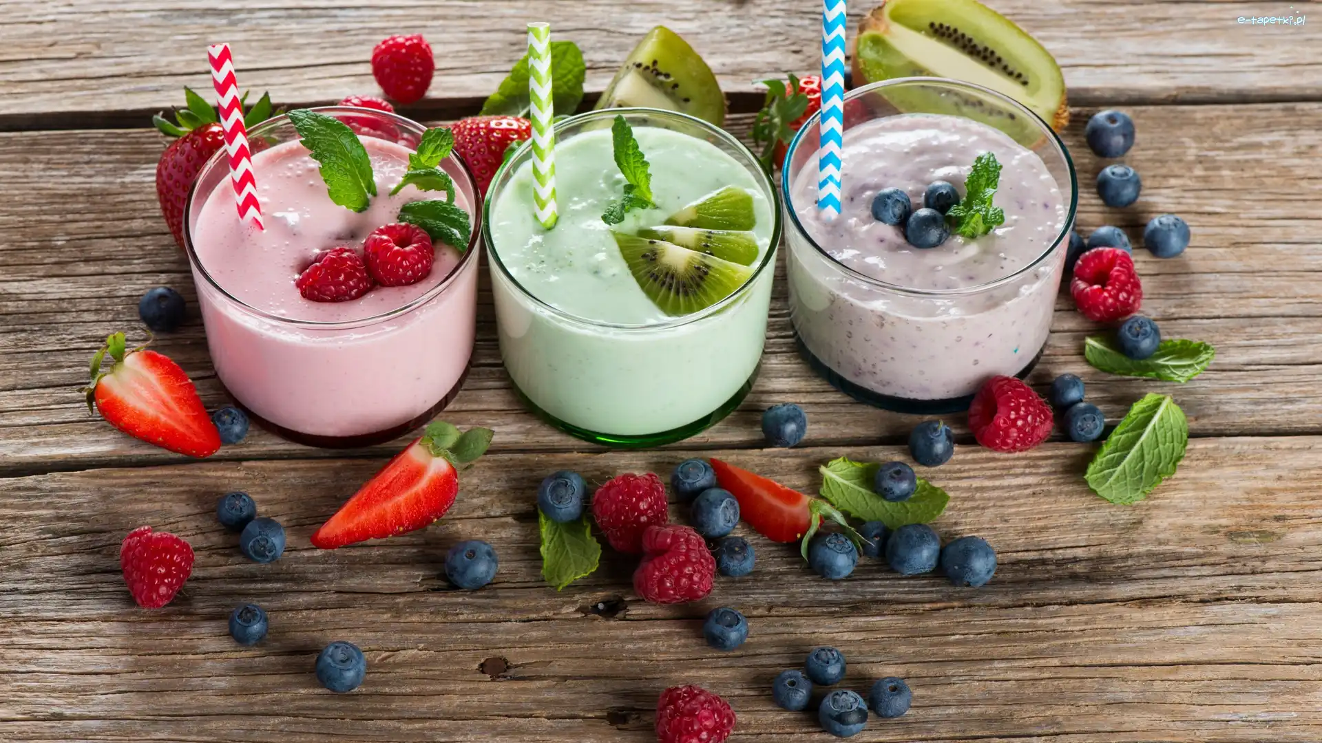 Maliny, Kiwi, Słomki, Szklanki, Koktajle, Deski, Mięta, Truskawki, Borówki