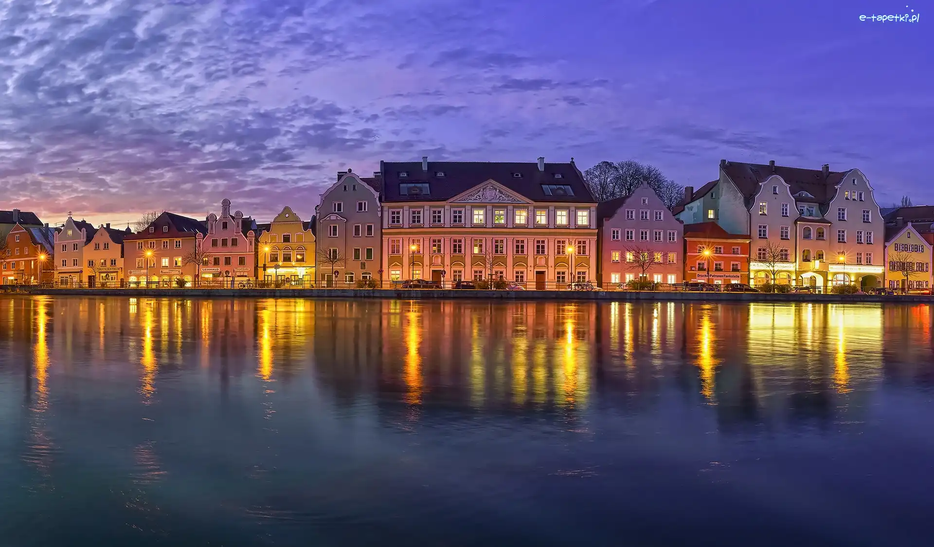 Wieczór, Miasto Landshut, Rzeka Izara, Bawaria, Niemcy, Domy, Oświetlone
