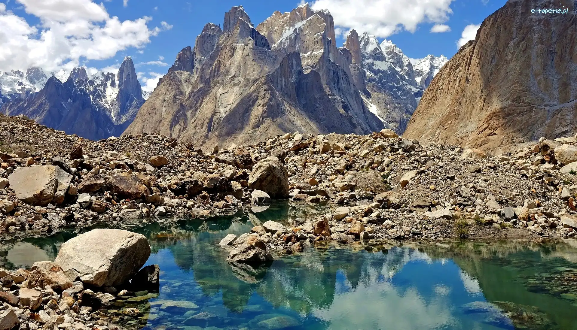 Kamienie, Szczyty Trango Towers, Wieże Trango, Woda, Góry Karakorum, Pakistan