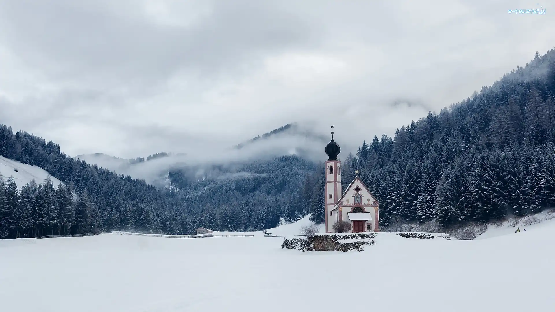 Zima, Włochy, Mgła, Rejon Trydent-Górna Adyga, Drzewa, Dolina Val di Funes, Dolomity, Las, Kościół św. Jana, Prowincja Bolzano, Góry