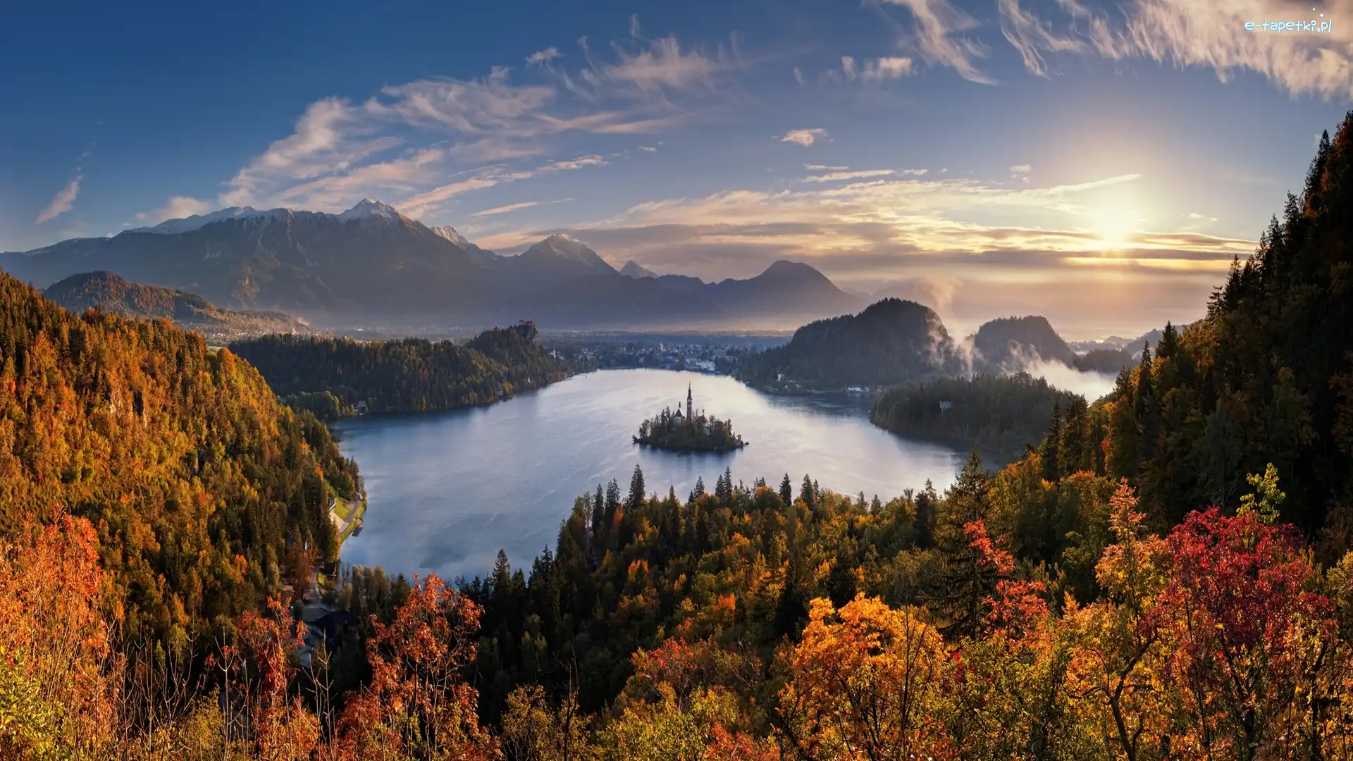 Mgła, Wyspa Blejski Otok, Drzewa, Wschód słońca, Jezioro Bled, Las, Jesień, Słowenia, Góry Alpy Julijskie, Chmury