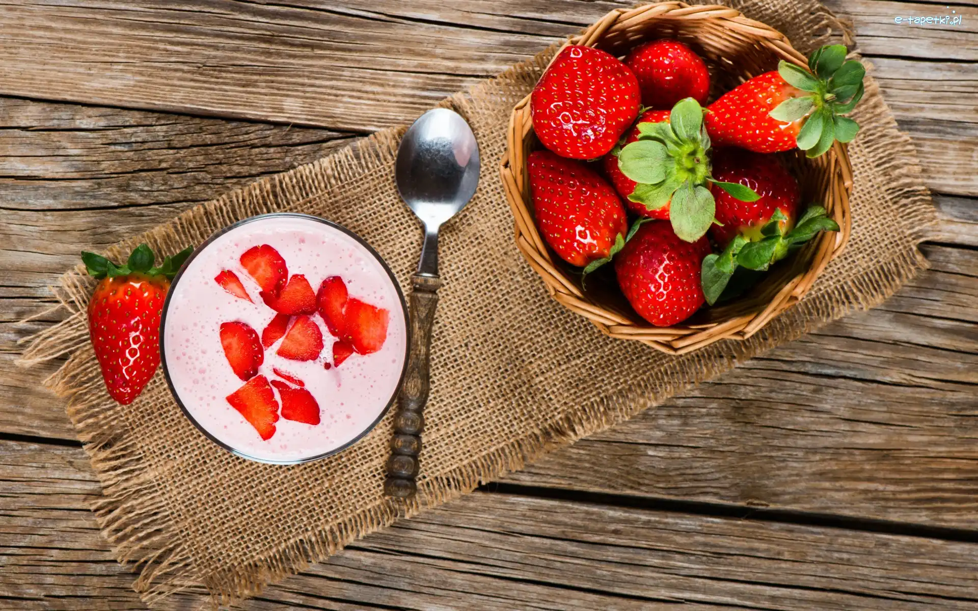 Serweta, Jogurt, Łyżeczka, Deski, Truskawki, Owoce