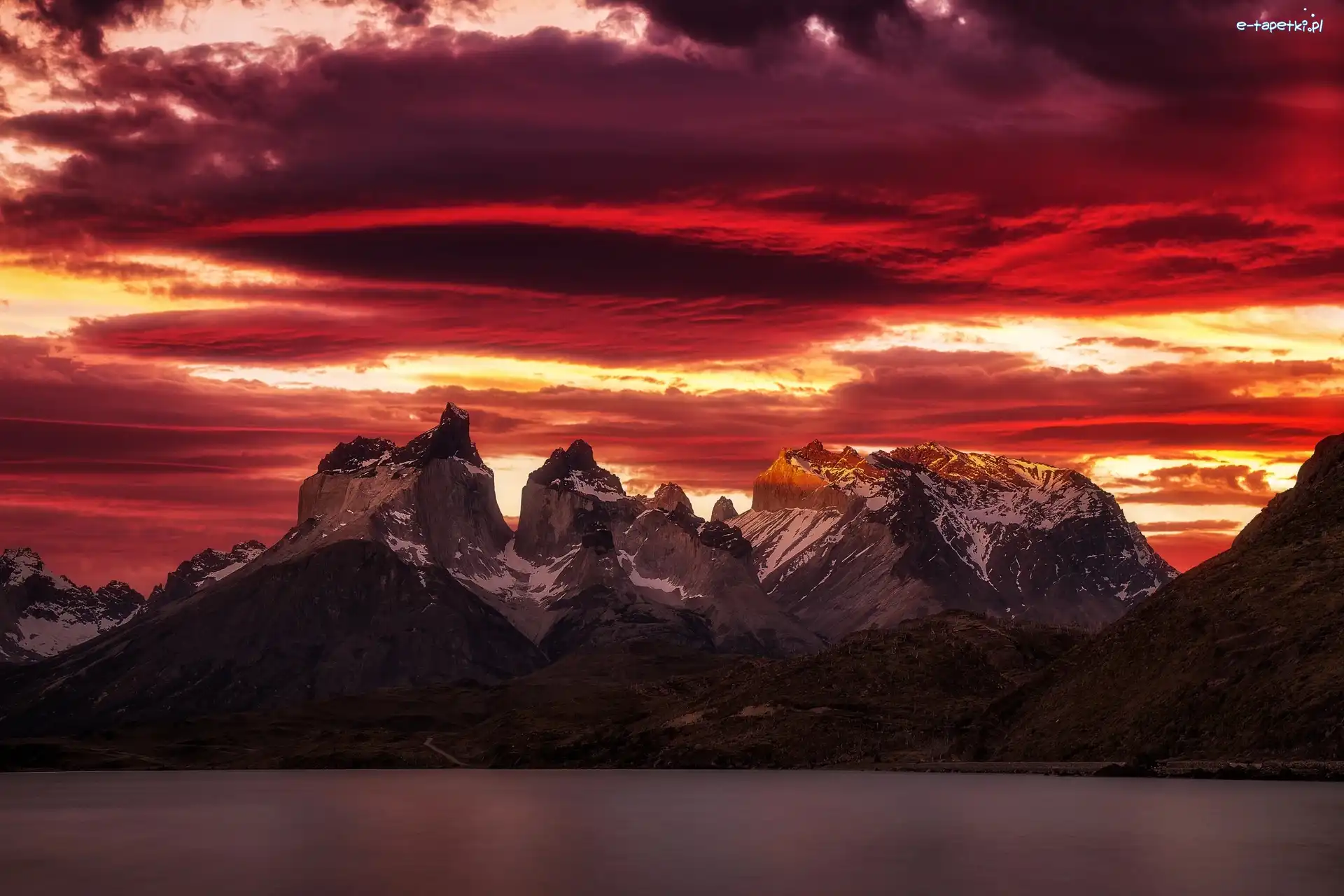 Jezioro, Patagonia, Zachód słońca, Góry, Cordillera del Paine, Jezioro Lake Pehoé, Zachód Słońca, Chile, Park Narodowy Torres del Paine, Chmury