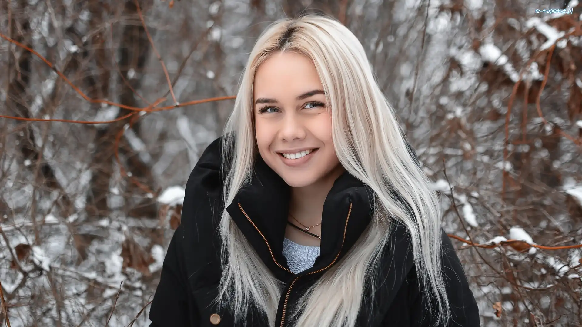 Uśmiechnięta, Kobieta, Blondynka, Zima, Las