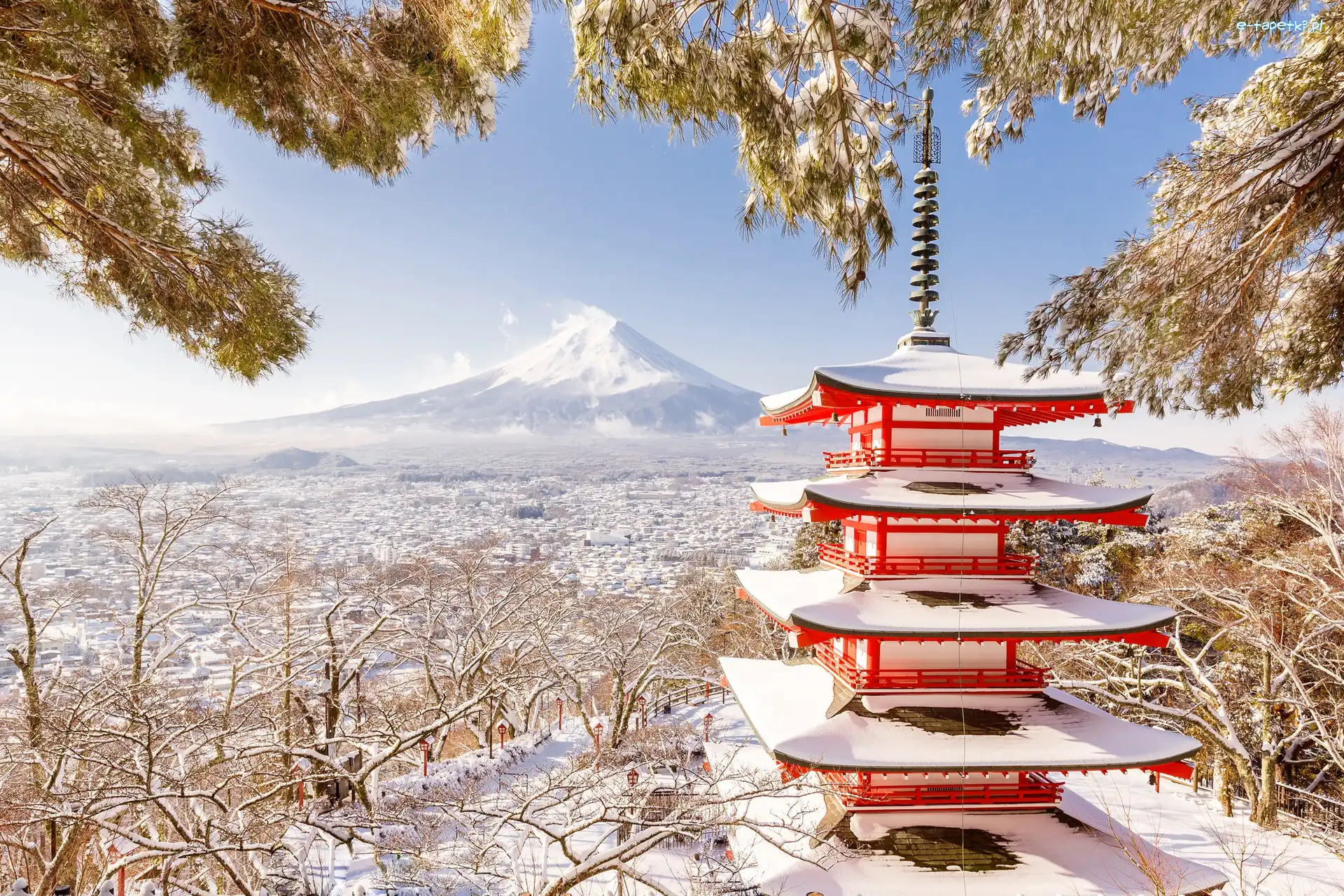 Góra Fudżi, Świątynia Chureito Pagoda, Prefektura Yamanashi, Wyspa Honsiu, Japonia, Zima, Śnieg, Miasto Fujiyoshida, Drzewa