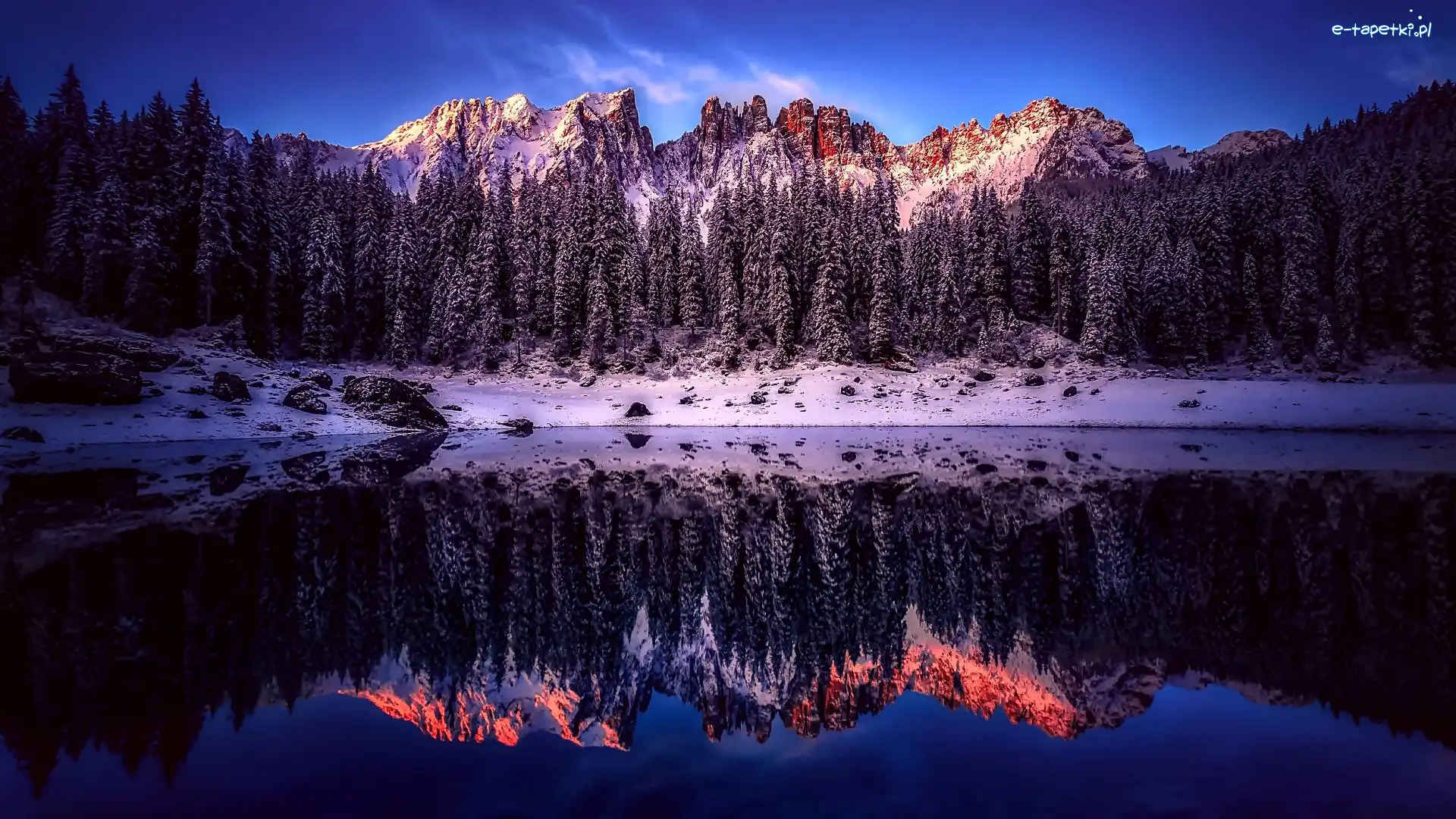 Góry Dolomity, Prowincja Bolzano, Śnieg, Odbicie, Jezioro Karersee, Drzewa, Las, Włochy