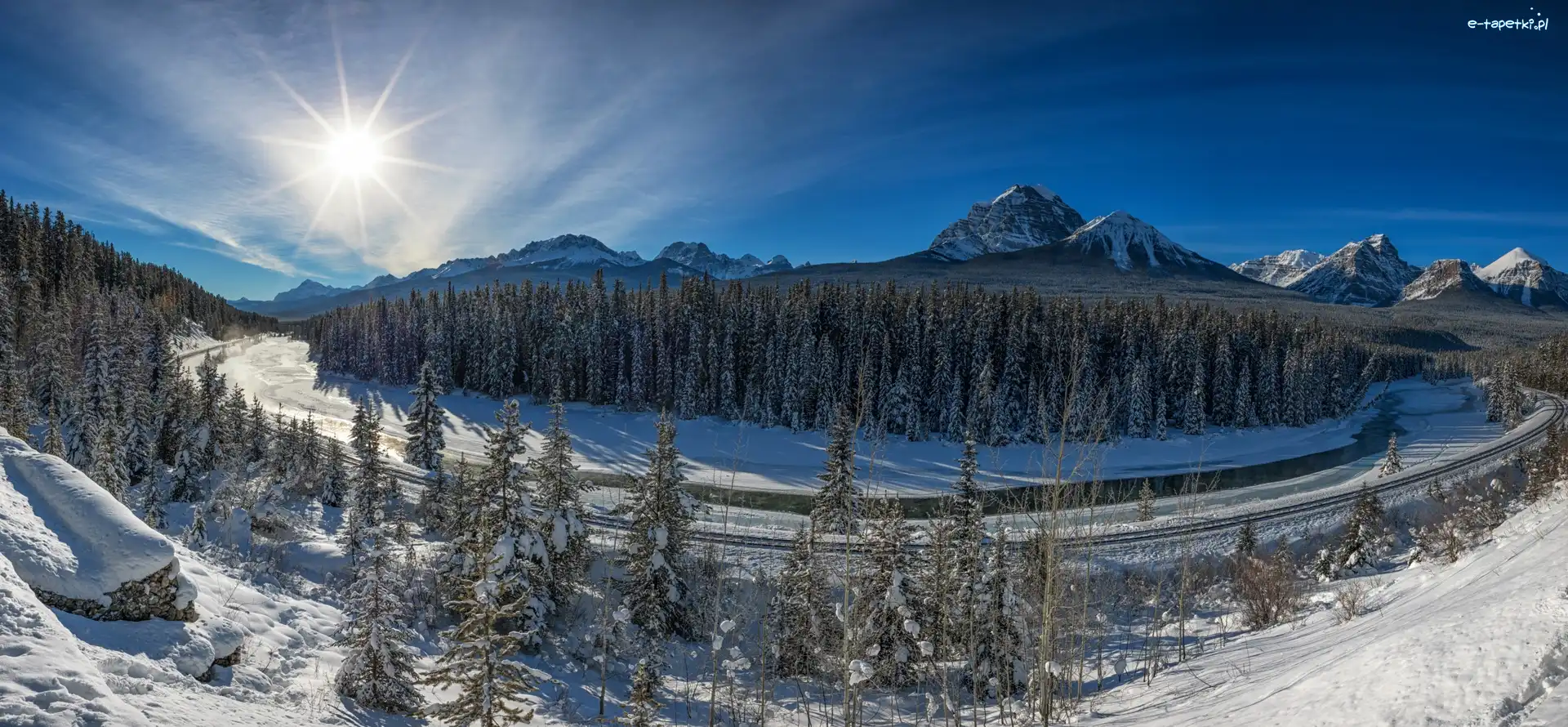 Rzeka Bow River, Kanada, Tory kolejowe, Park Narodowy Banff, Promienie słońca, Dolina Bow Valley, Drzewa, Zima, Góry Skaliste, Prowincja Alberta, Śnieg